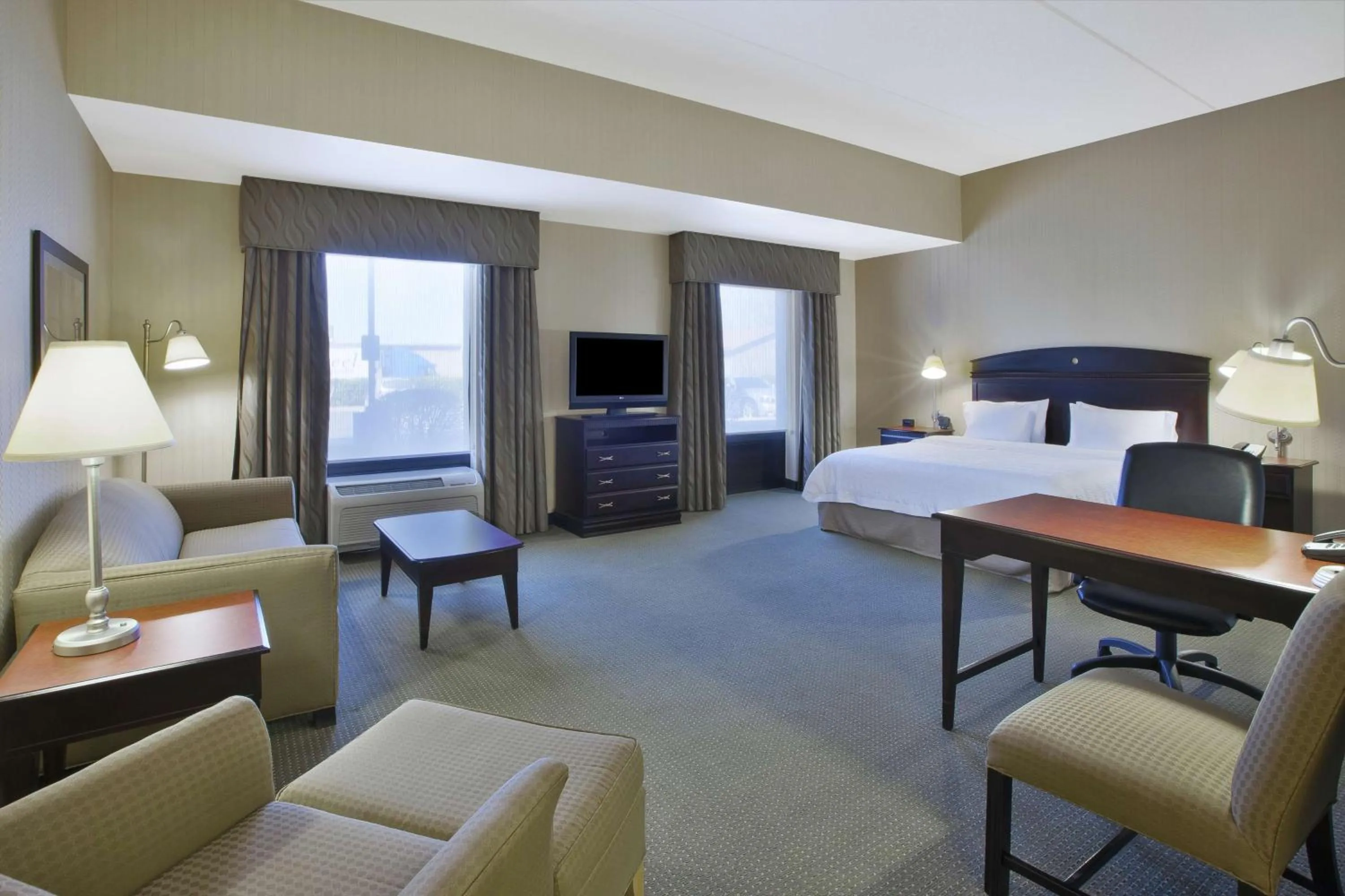 Bedroom, Bed in Hampton Inn & Suites Plattsburgh