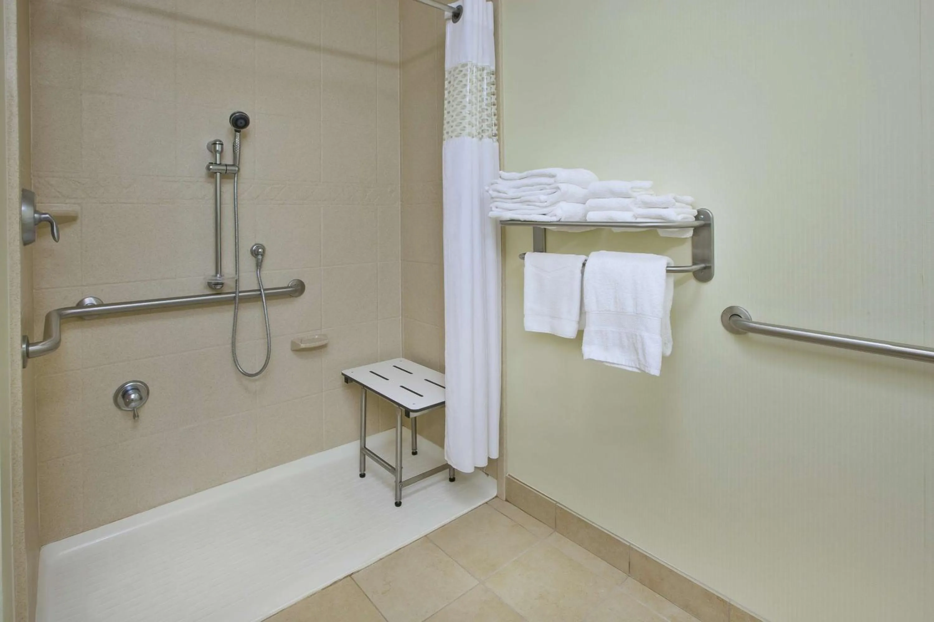 Bathroom in Hampton Inn & Suites Plattsburgh