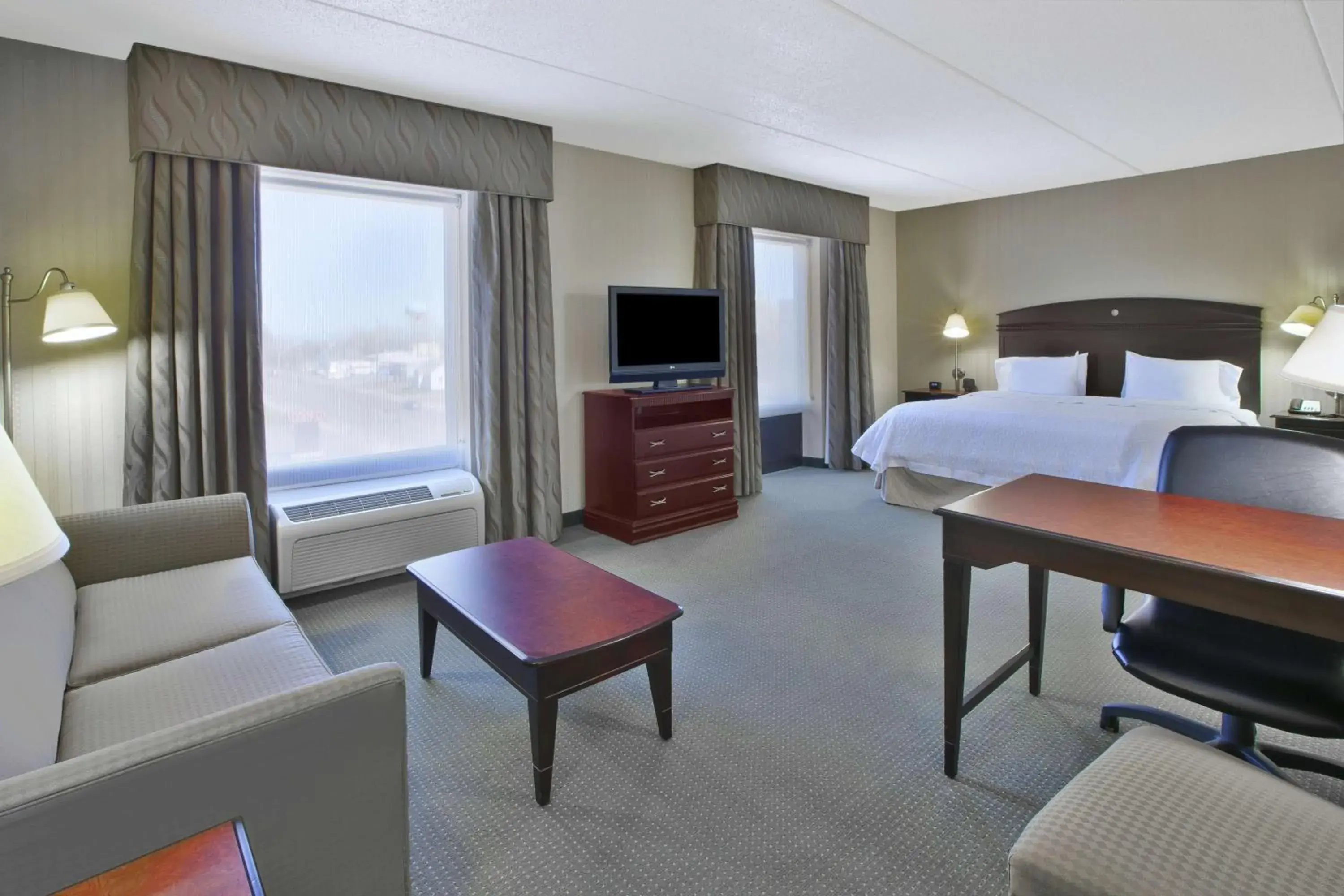 Bedroom, Bed in Hampton Inn & Suites Plattsburgh Bedroom, Bed in Hampton Inn & Suites Plattsburgh