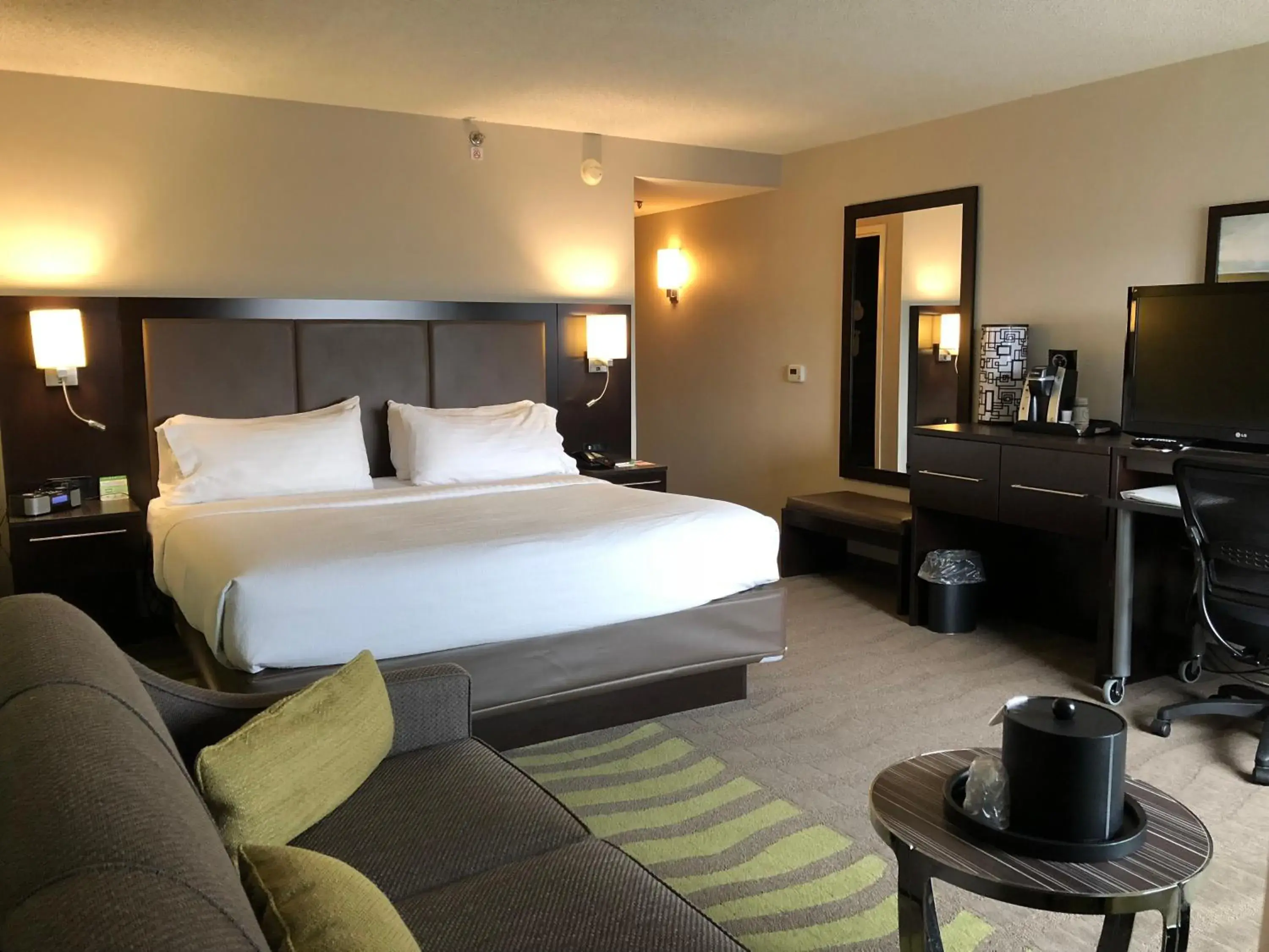 Deluxe King Room - Hearing Accessible in Holiday Inn Wilkes Barre - East Mountain by IHG Deluxe King Room - Hearing Accessible in Holiday Inn Wilkes Barre - East Mountain by IHG