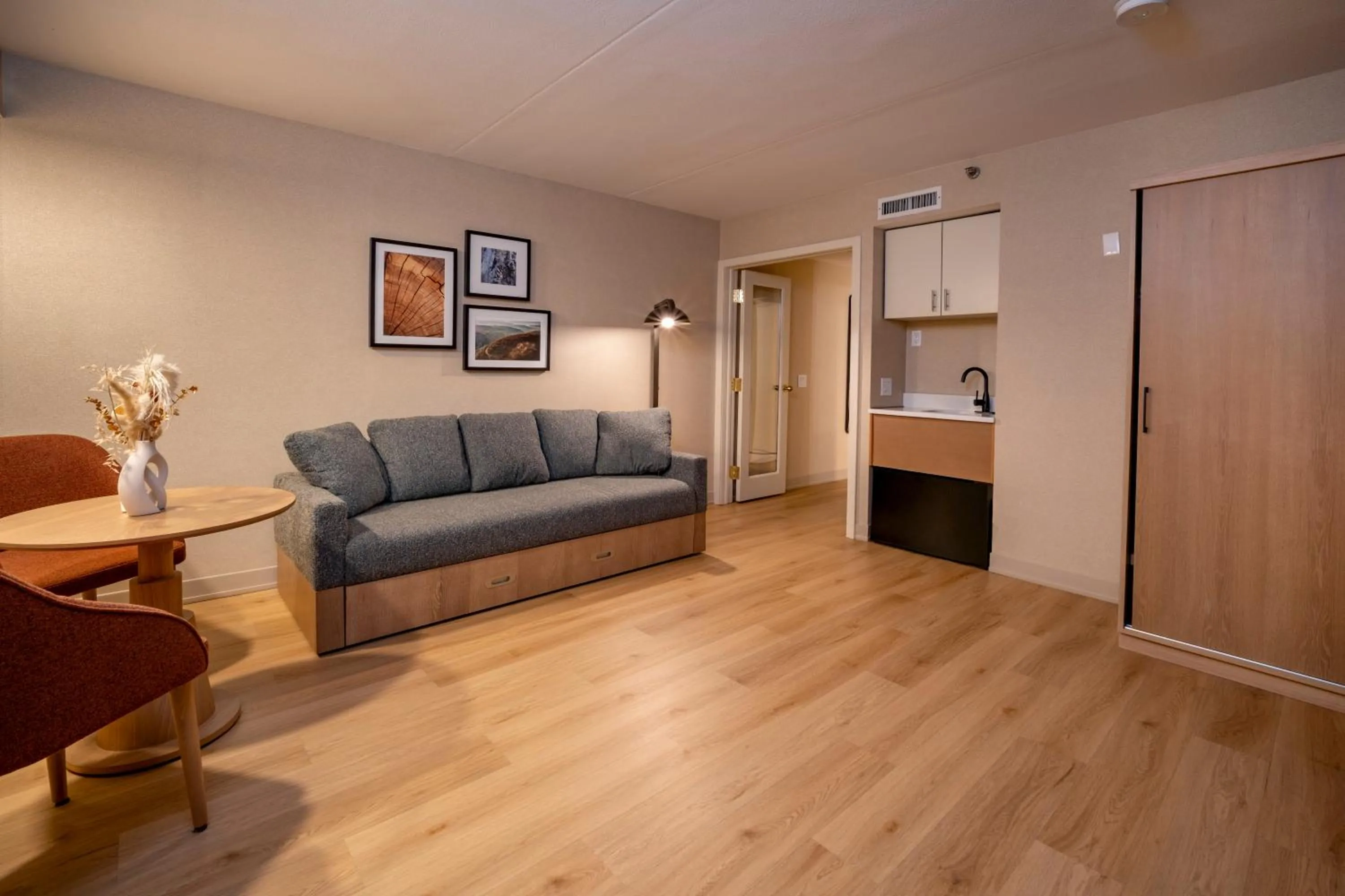 Living room in DoubleTree by Hilton Wilkes-Barre