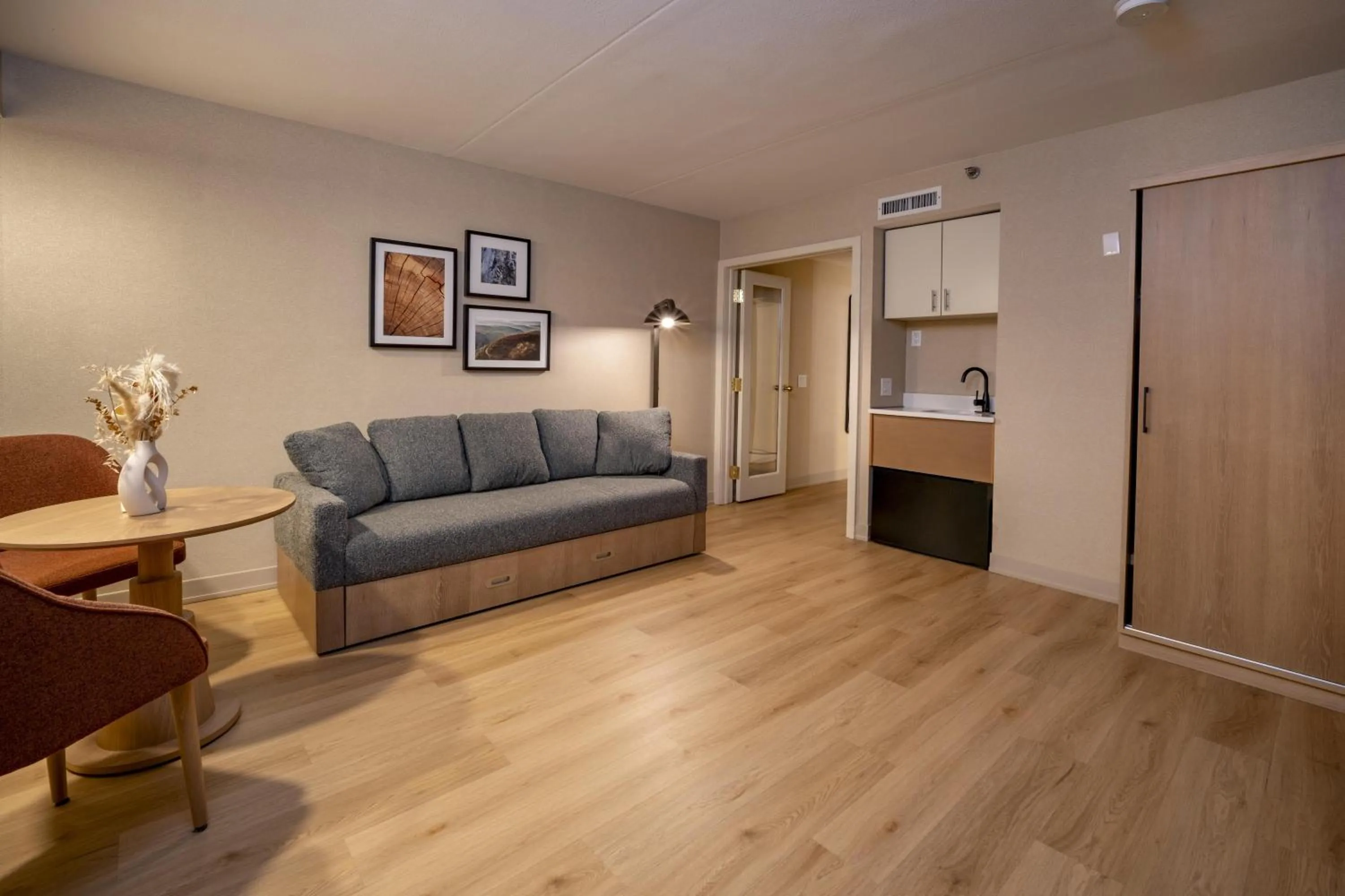 Living room in DoubleTree by Hilton Wilkes-Barre