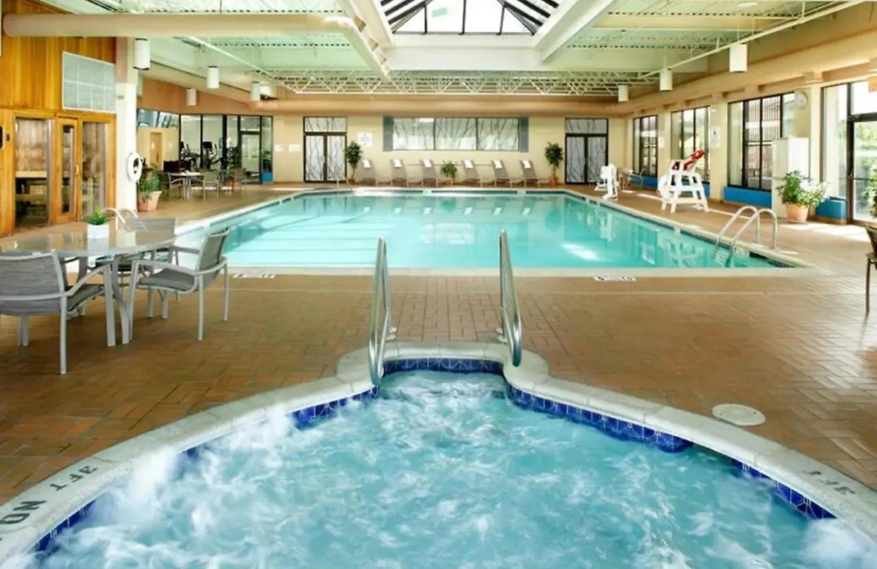 Swimming pool in DoubleTree by Hilton Wilkes-Barre