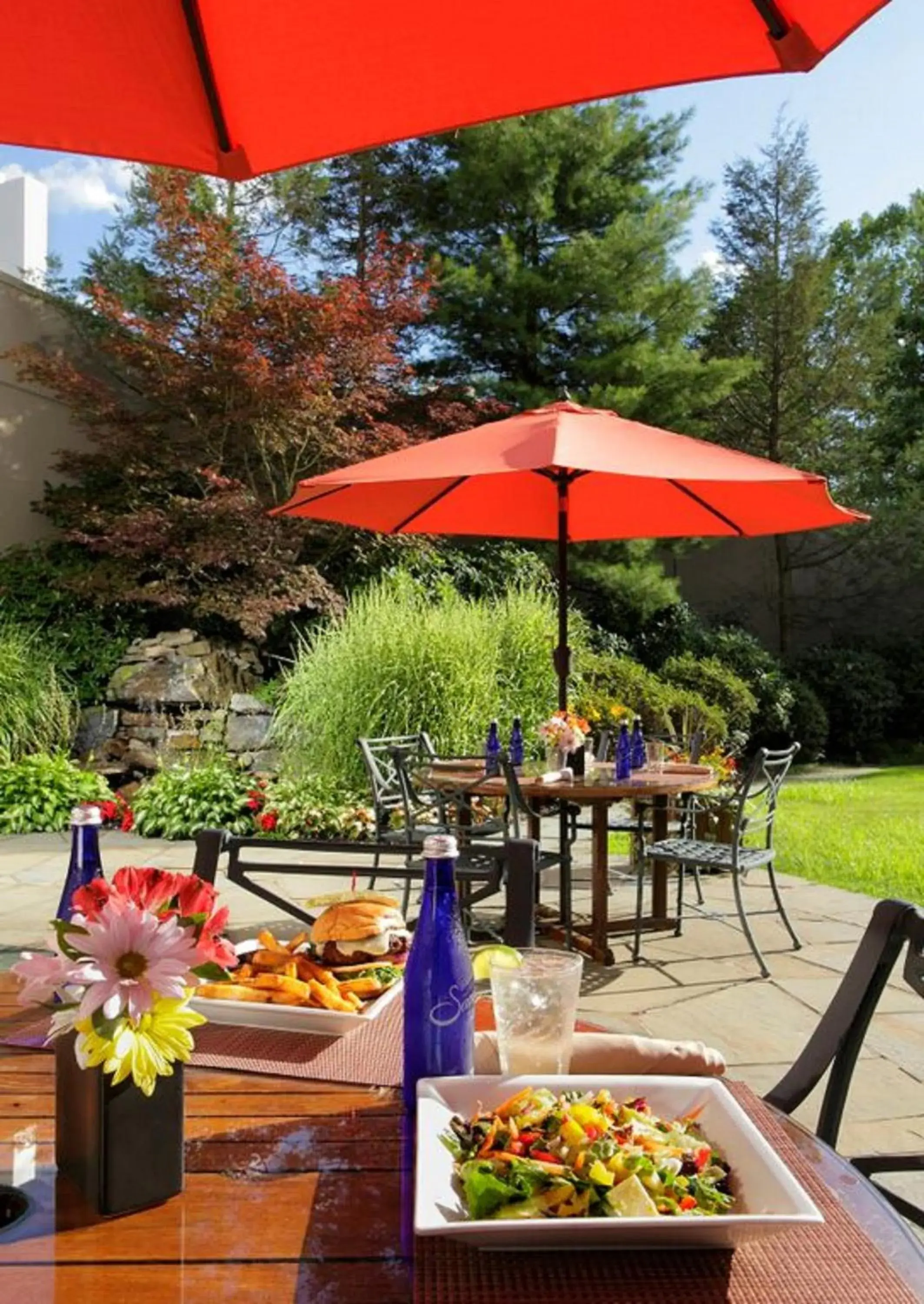 Lounge or bar in Holiday Inn Wilkes Barre - East Mountain by IHG Lounge or bar in Holiday Inn Wilkes Barre - East Mountain by IHG