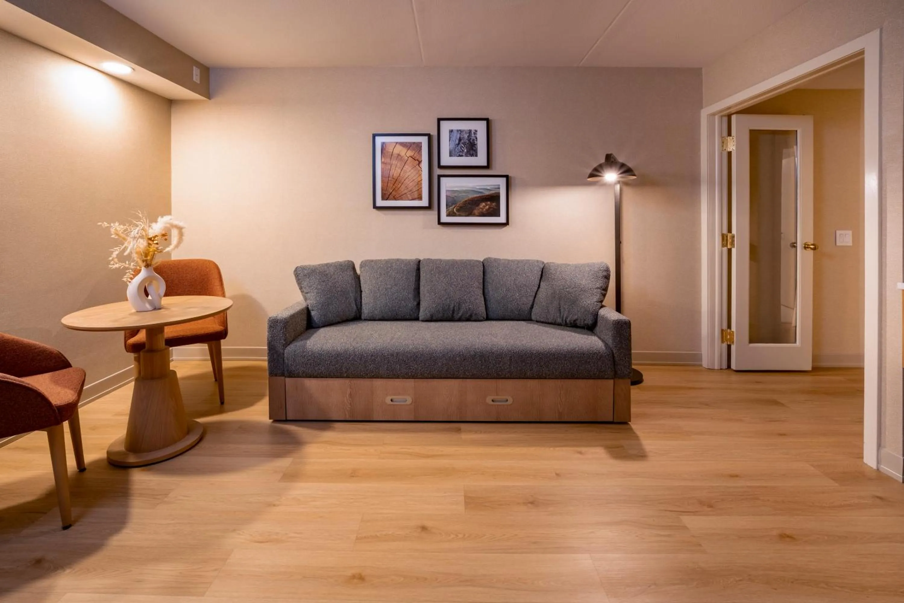 Living room in DoubleTree by Hilton Wilkes-Barre