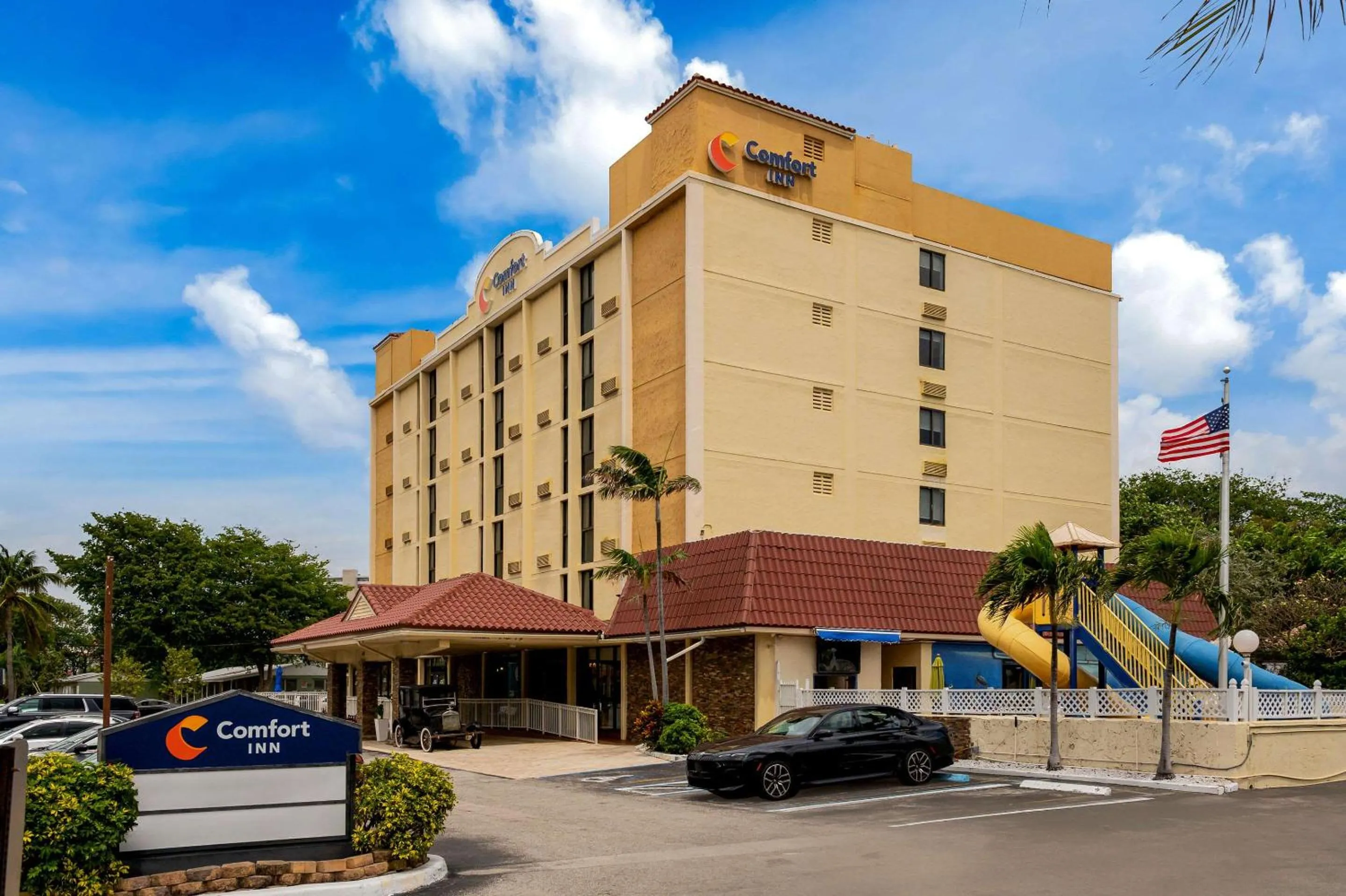 Property building in Comfort Inn Oceanside Deerfield Beach