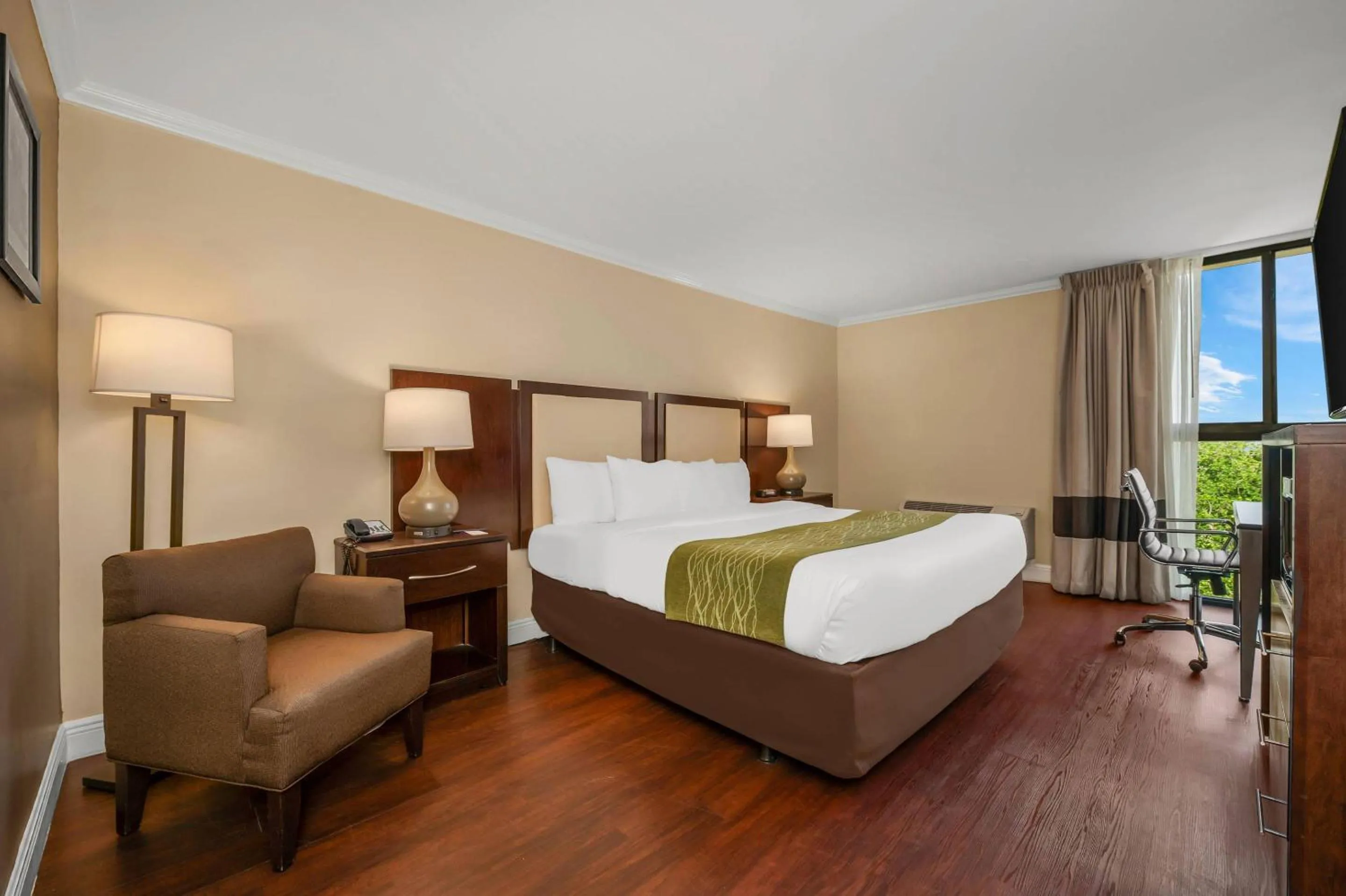 Bedroom, Bed in Comfort Inn Oceanside Deerfield Beach