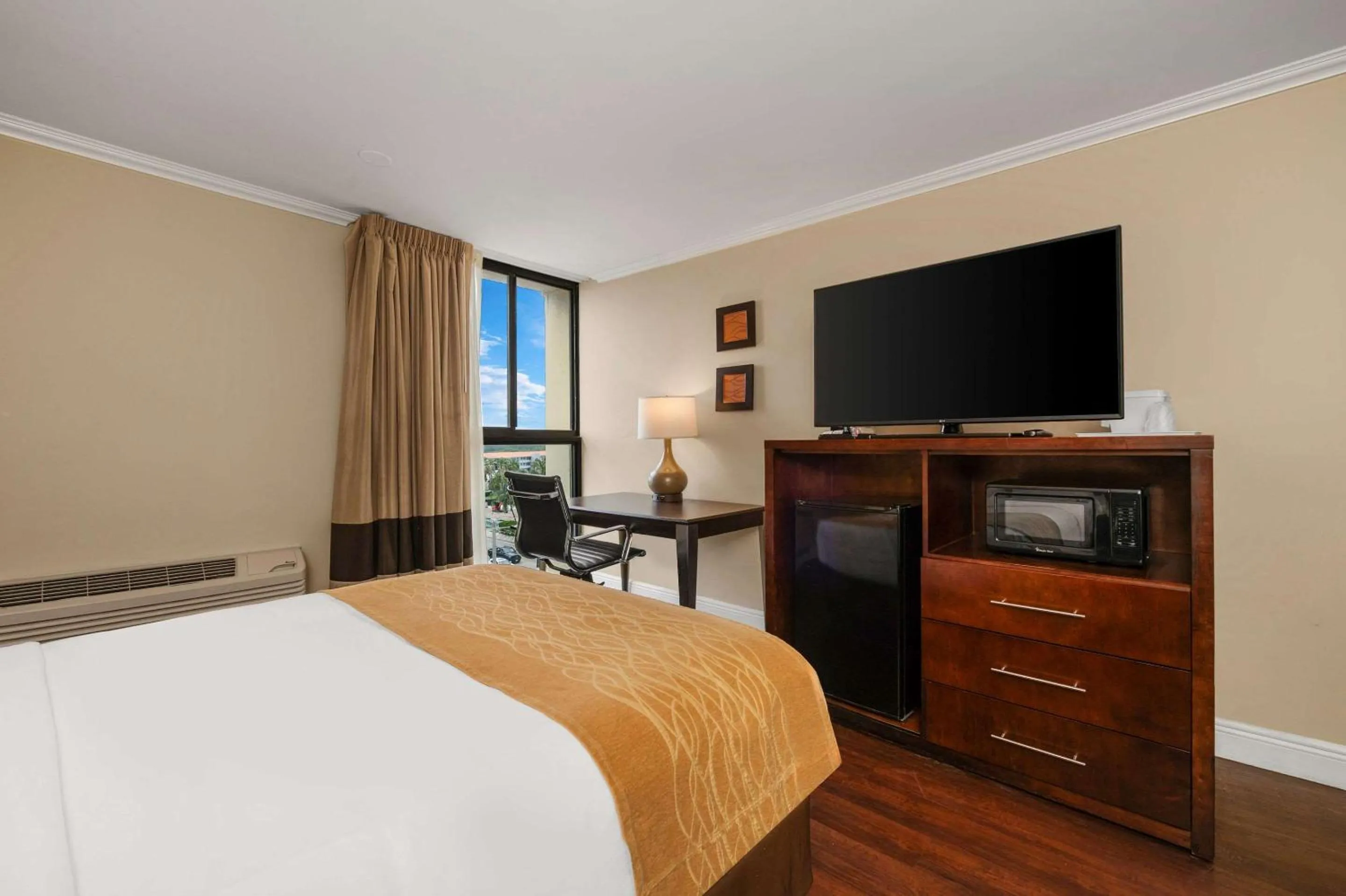 TV and multimedia in Comfort Inn Oceanside Deerfield Beach