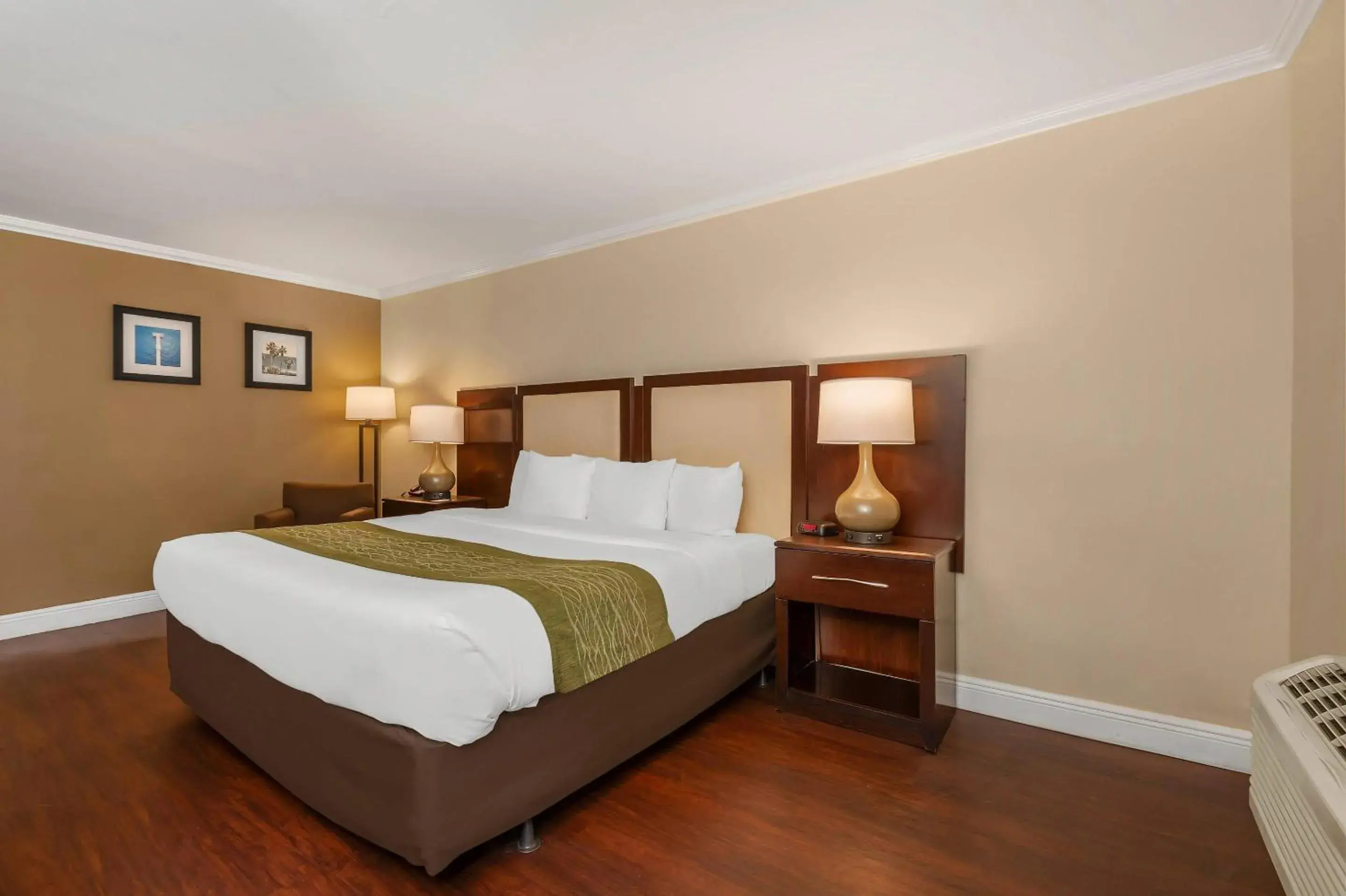 Bedroom, Bed in Comfort Inn Oceanside Deerfield Beach Bedroom, Bed in Comfort Inn Oceanside Deerfield Beach