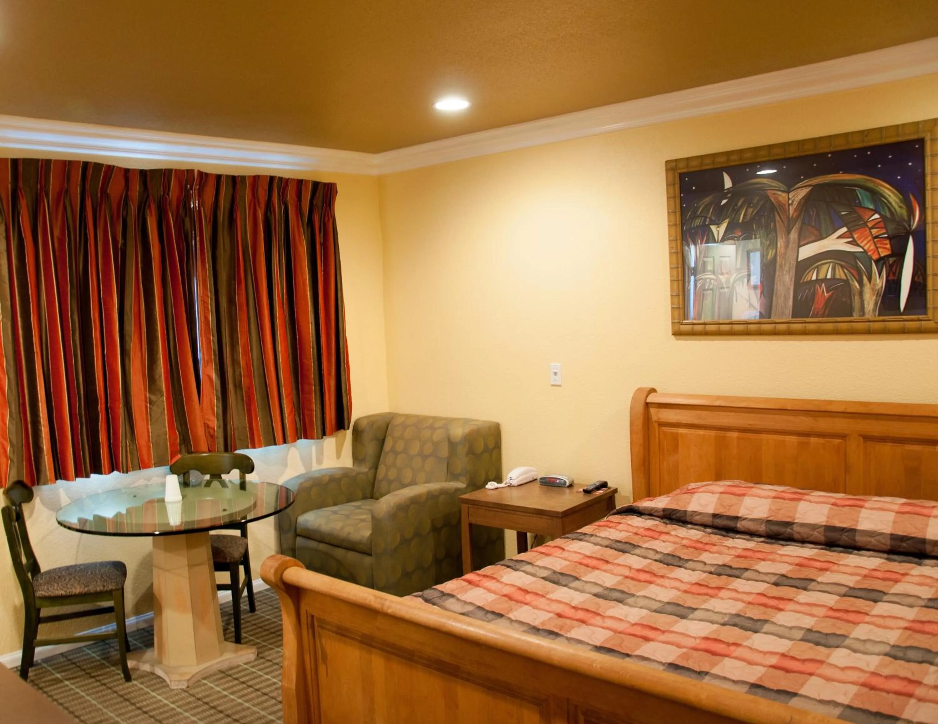 Bed in Bayshore Inn Ventura