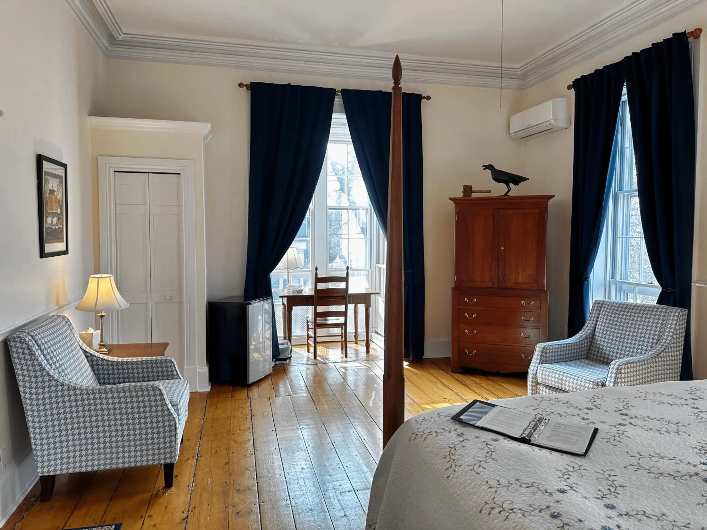 Seating area, Bed in Christopher Dodge House
