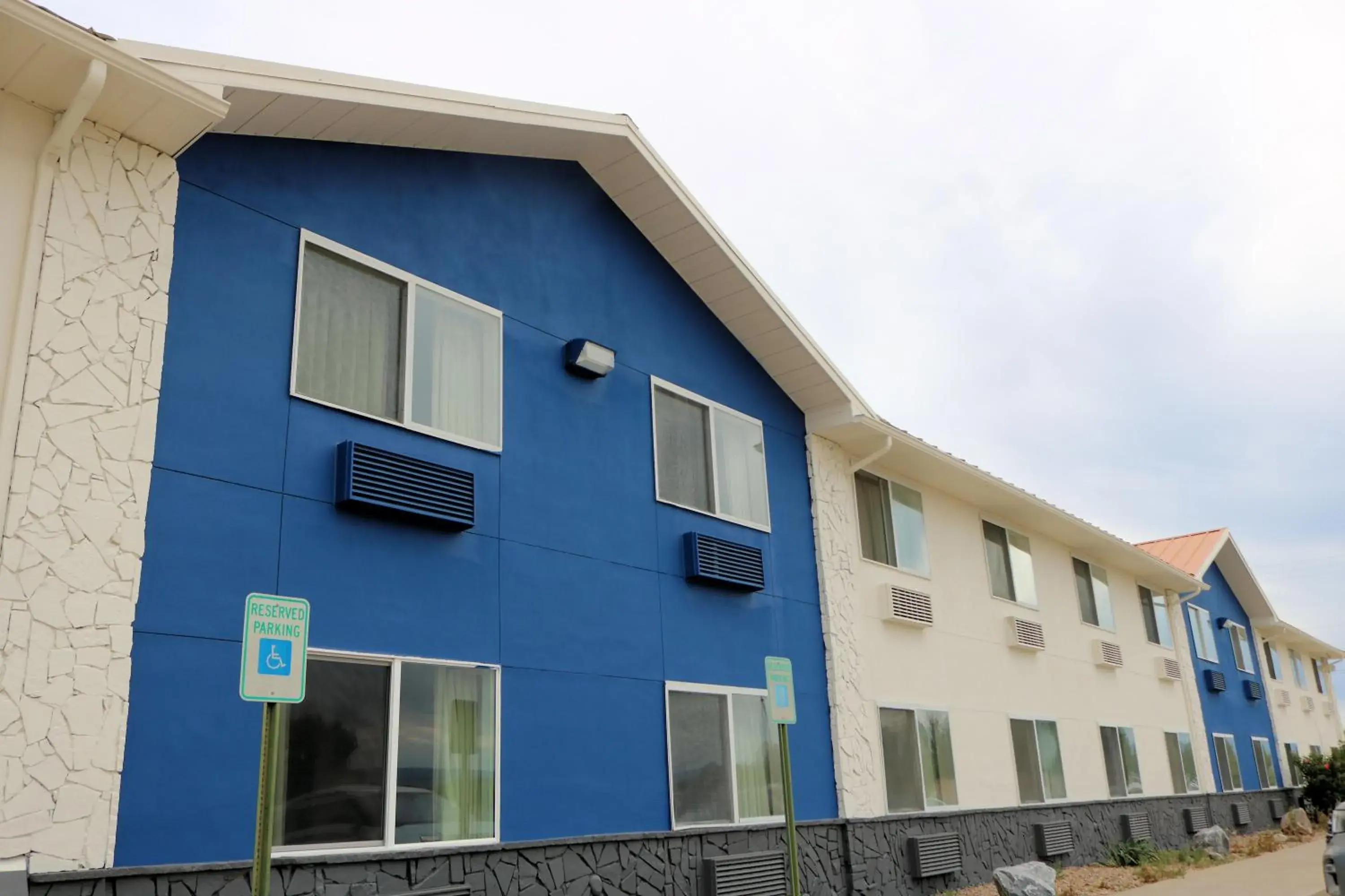 Property building in Stay Wise Inns of Montrose Property building in Stay Wise Inns of Montrose