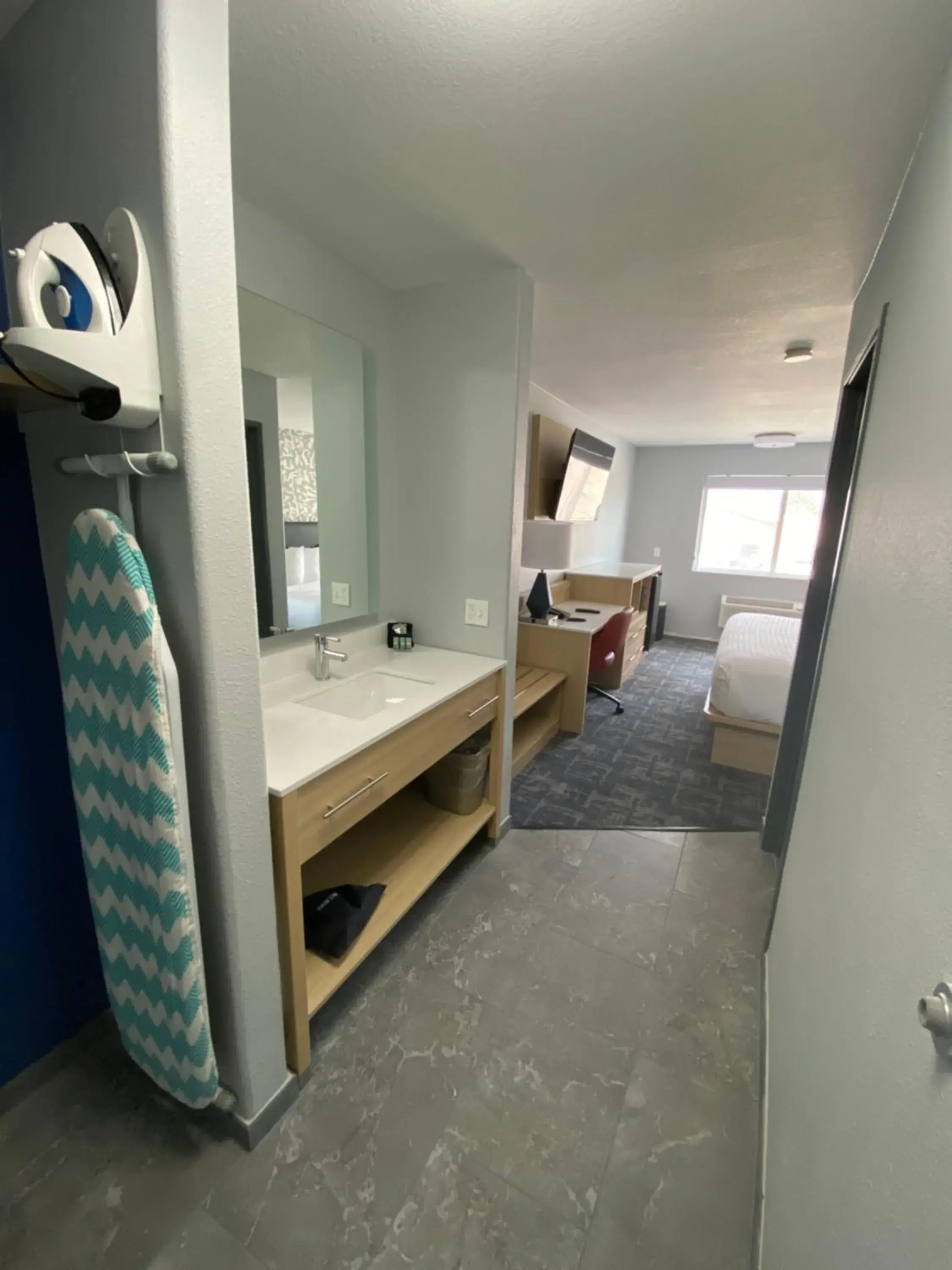 wardrobe, Bed in Stay Wise Inns of Montrose wardrobe, Bed in Stay Wise Inns of Montrose