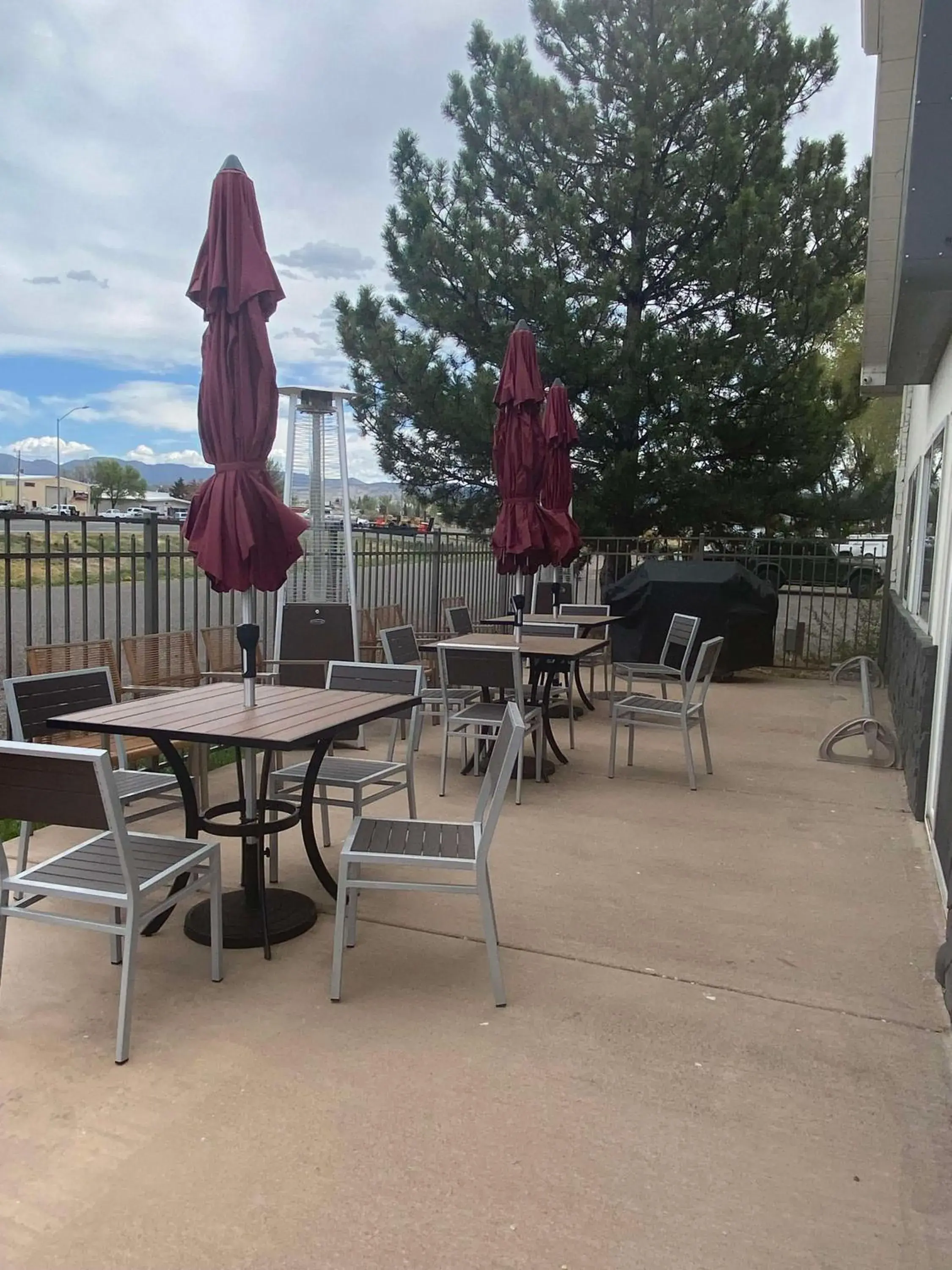 Property building in Best Western Montrose Inn Property building in Best Western Montrose Inn