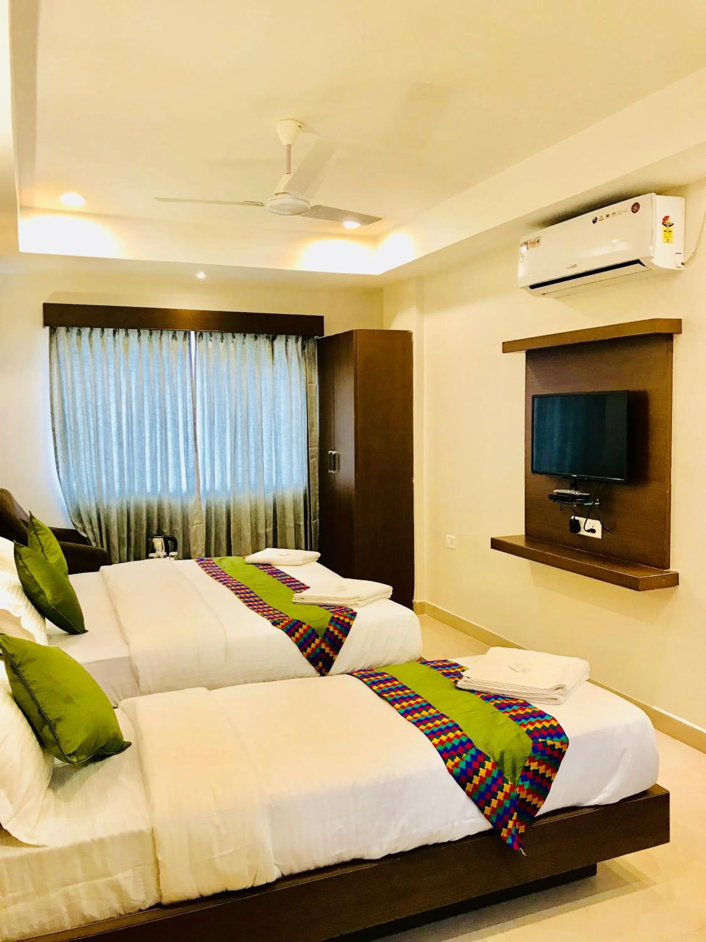 TV and multimedia, Bed in REGALIA INN &SUITES