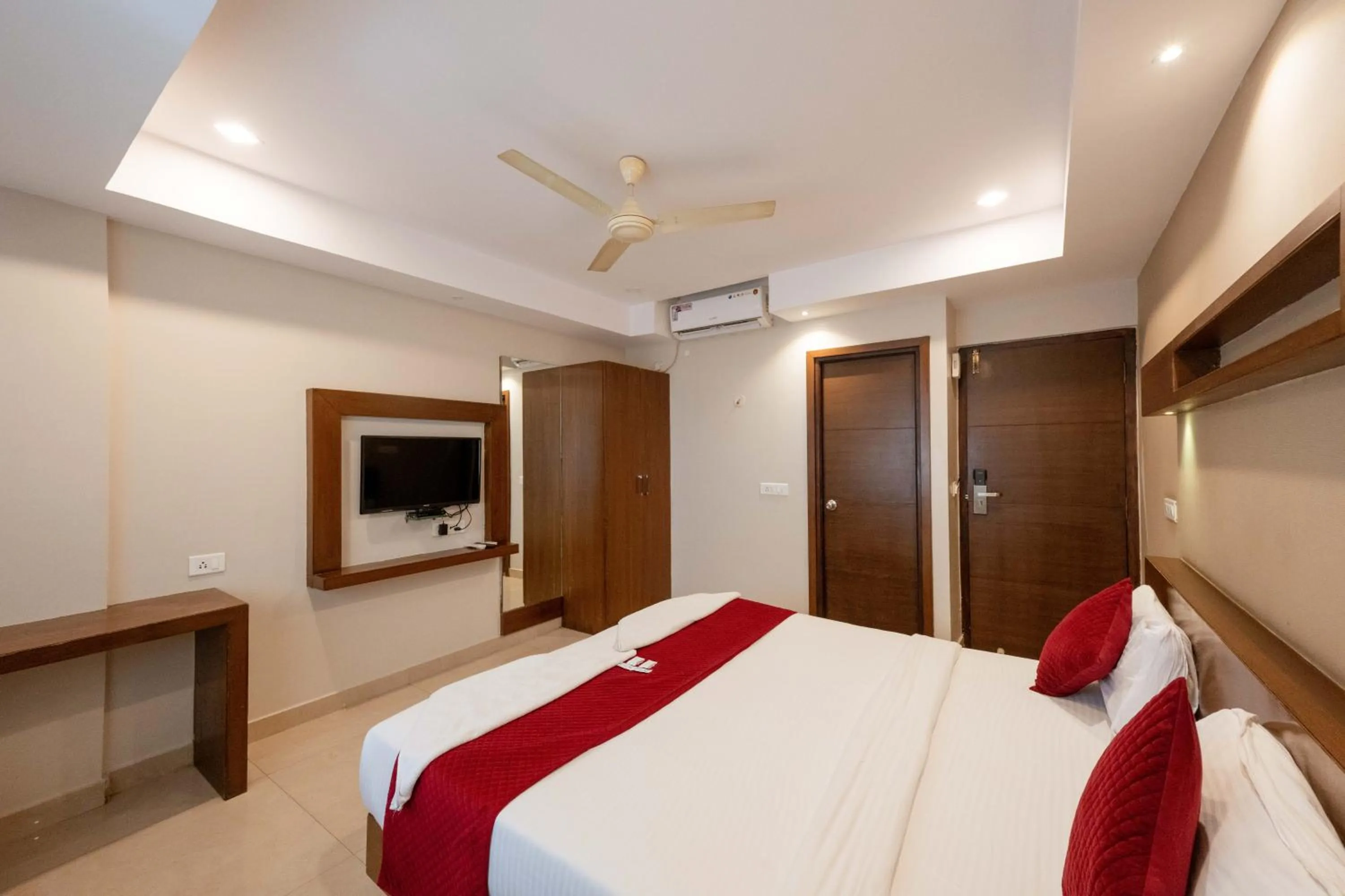 Photo of the whole room, Bed in REGALIA INN &SUITES