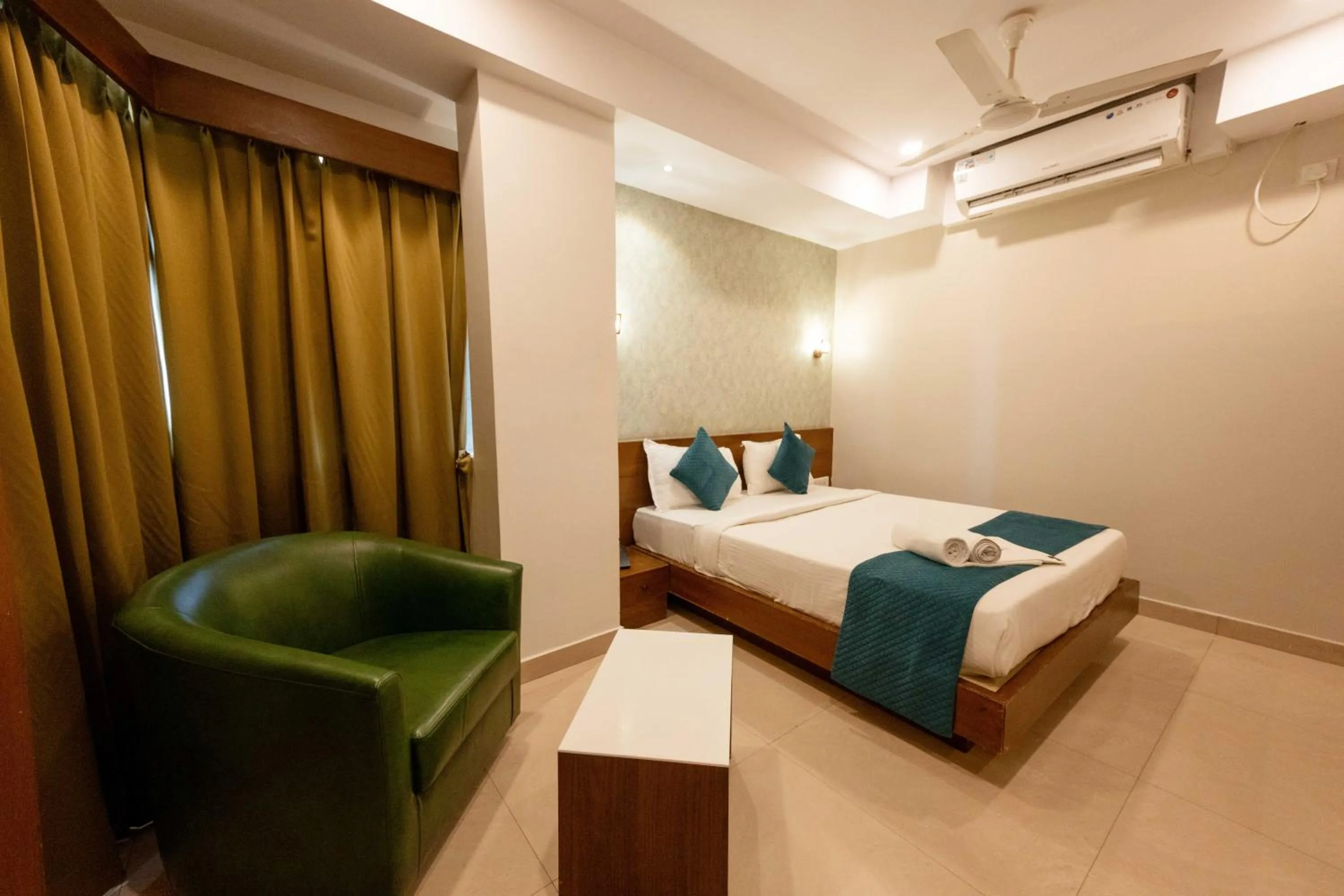 Bedroom, Bed in REGALIA INN &SUITES