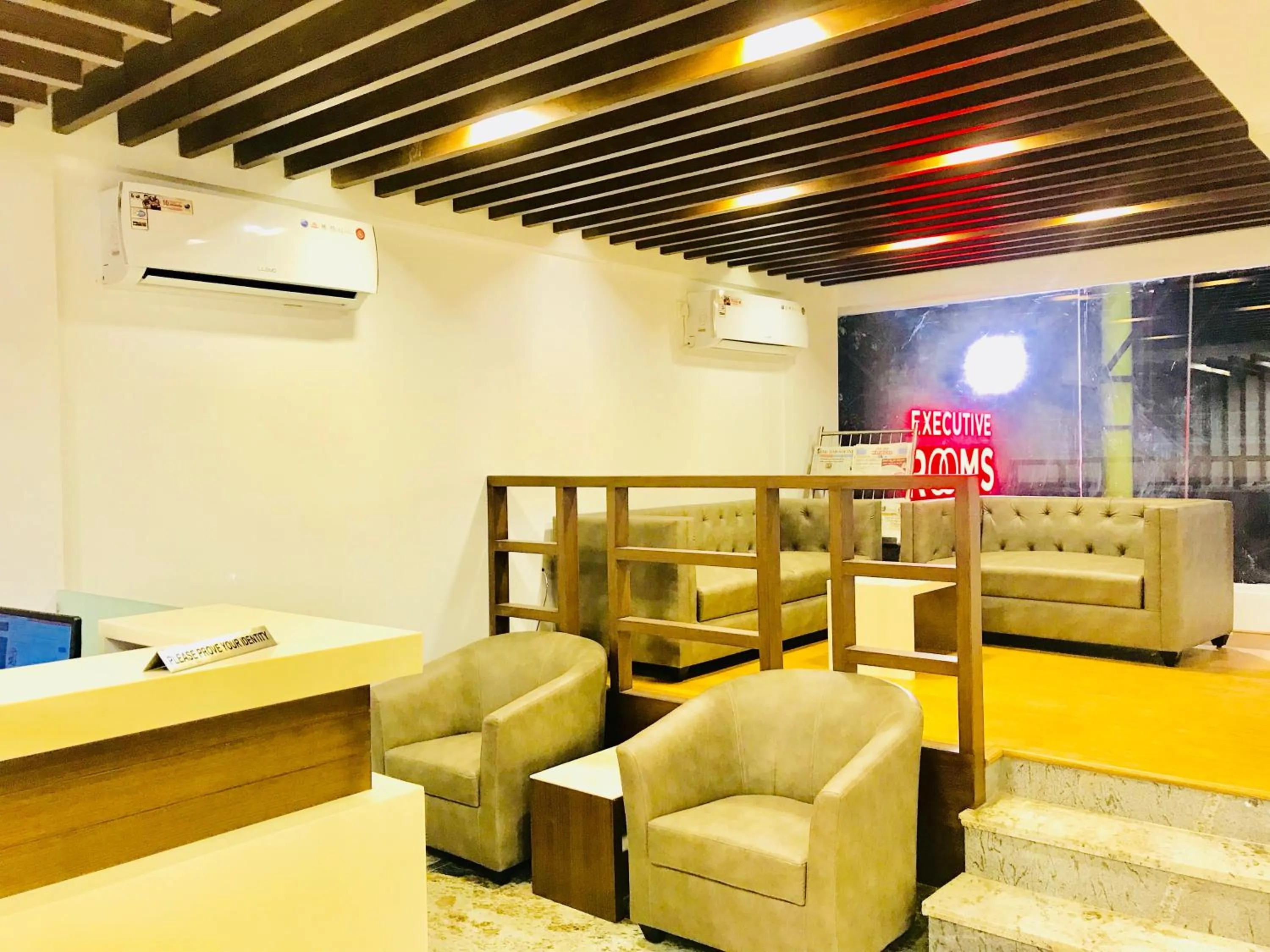 Communal lounge/ TV room in REGALIA INN &SUITES