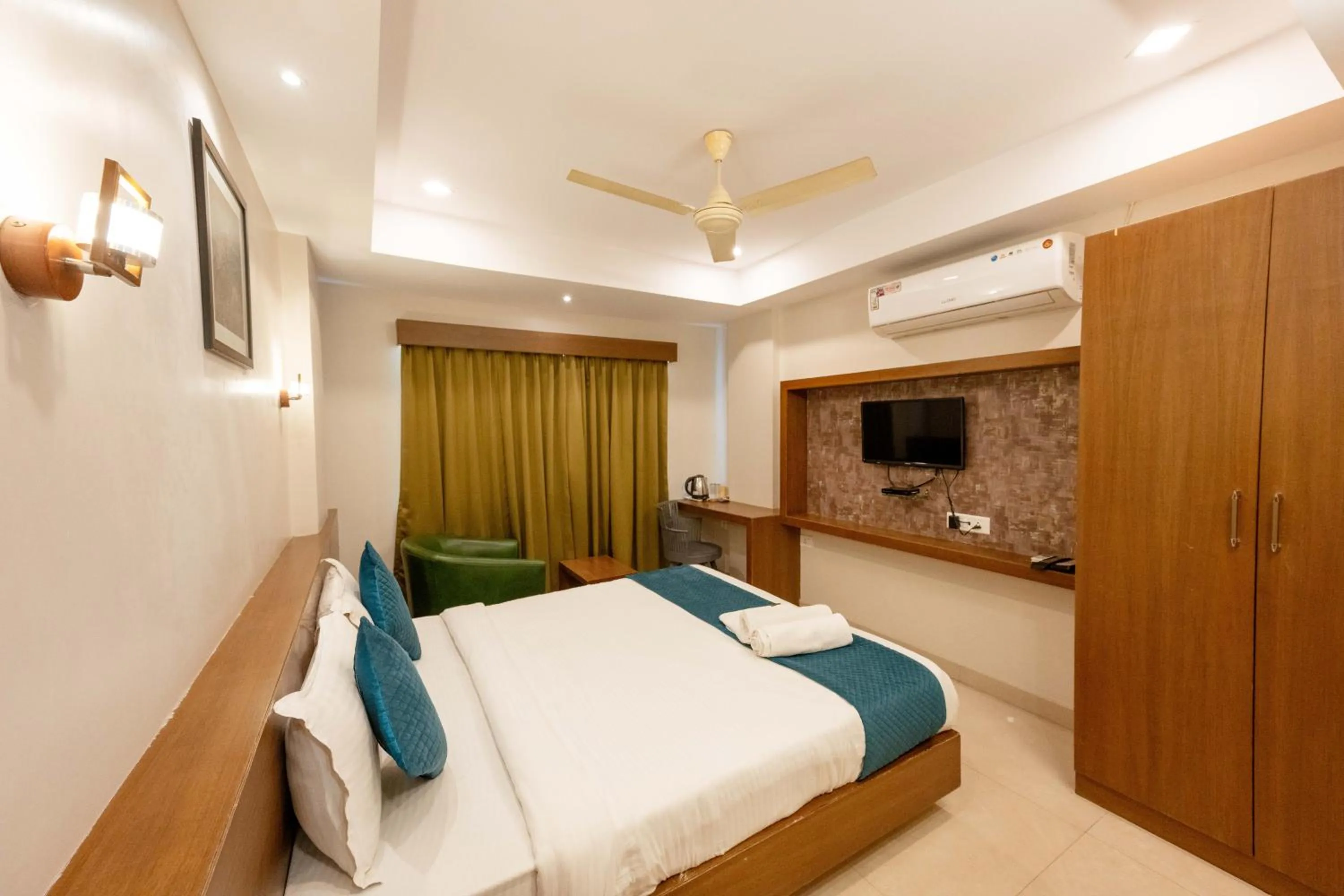 Bed in REGALIA INN &SUITES