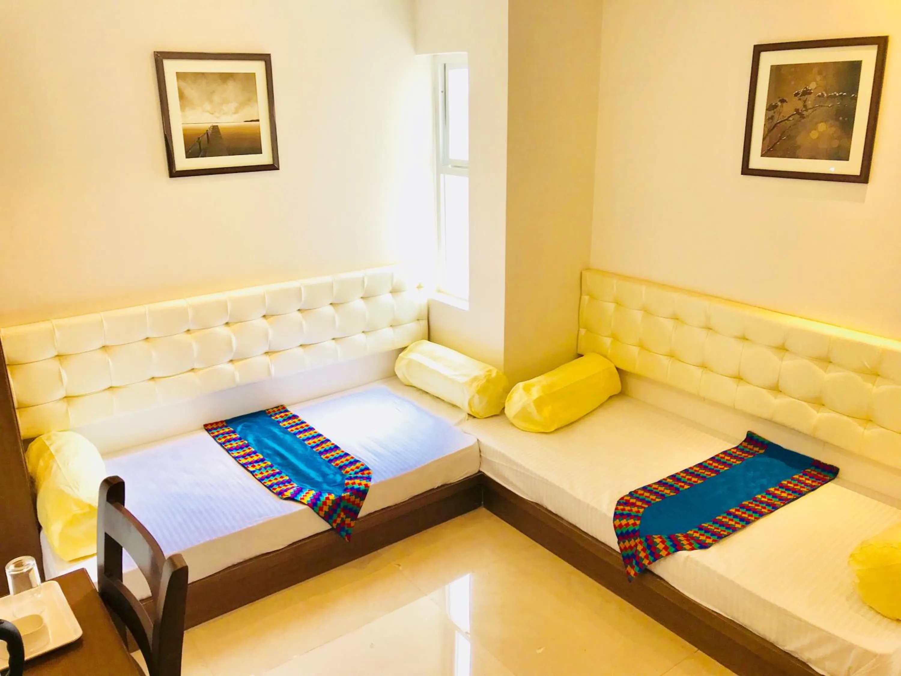 Shower, Bed in REGALIA INN &SUITES