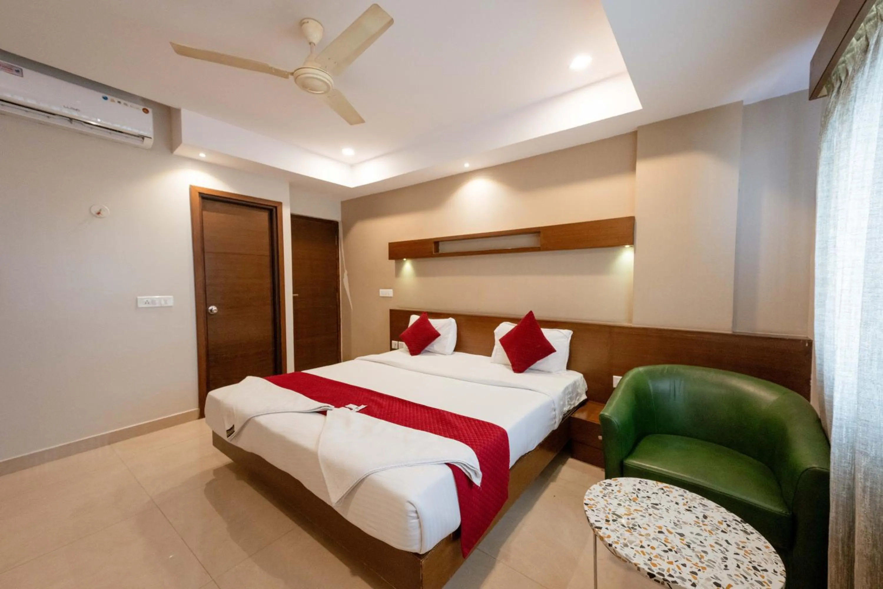 Bed in REGALIA INN &SUITES