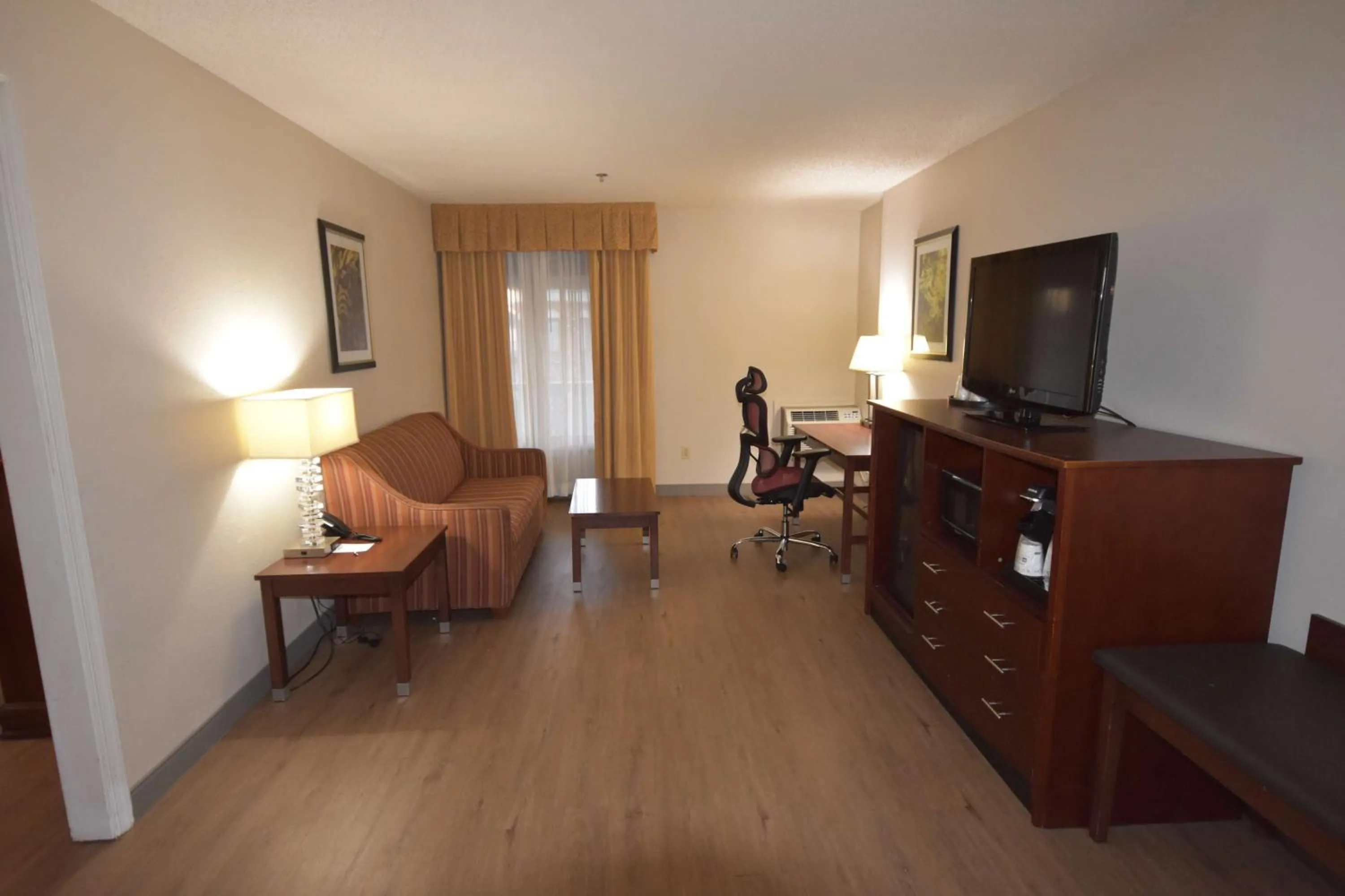 Bedroom in Best Western PLUS Governor's Inn Richmond