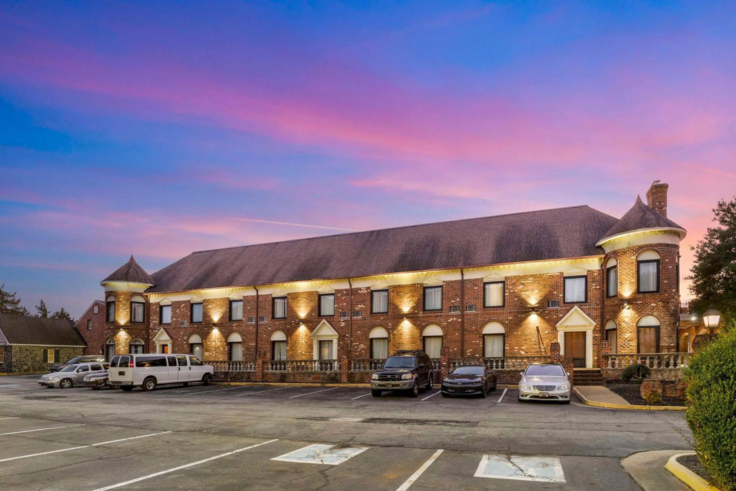 Property building in Best Western PLUS Governor's Inn Richmond