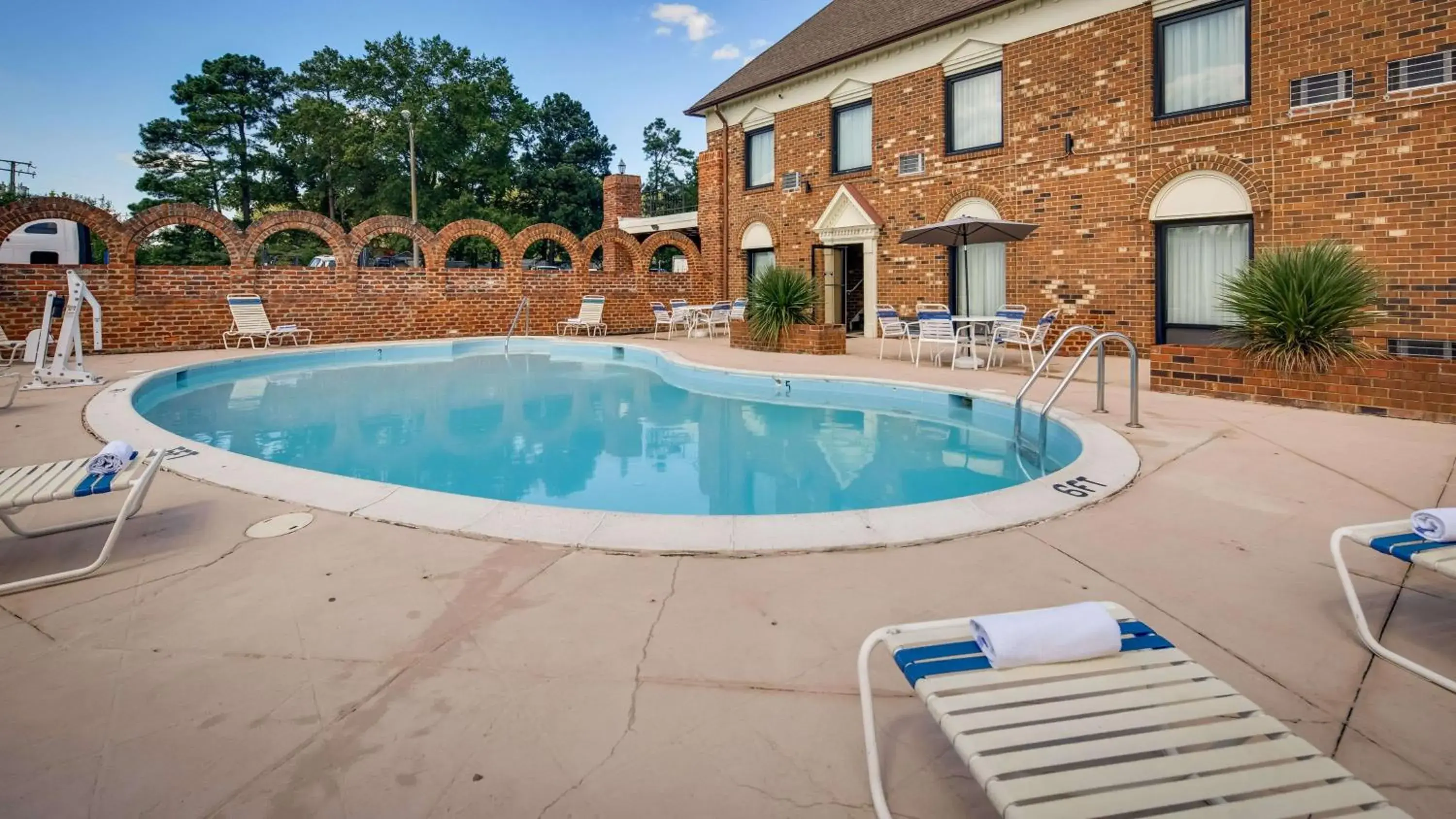 Pool view in Best Western PLUS Governor's Inn Richmond Pool view in Best Western PLUS Governor's Inn Richmond