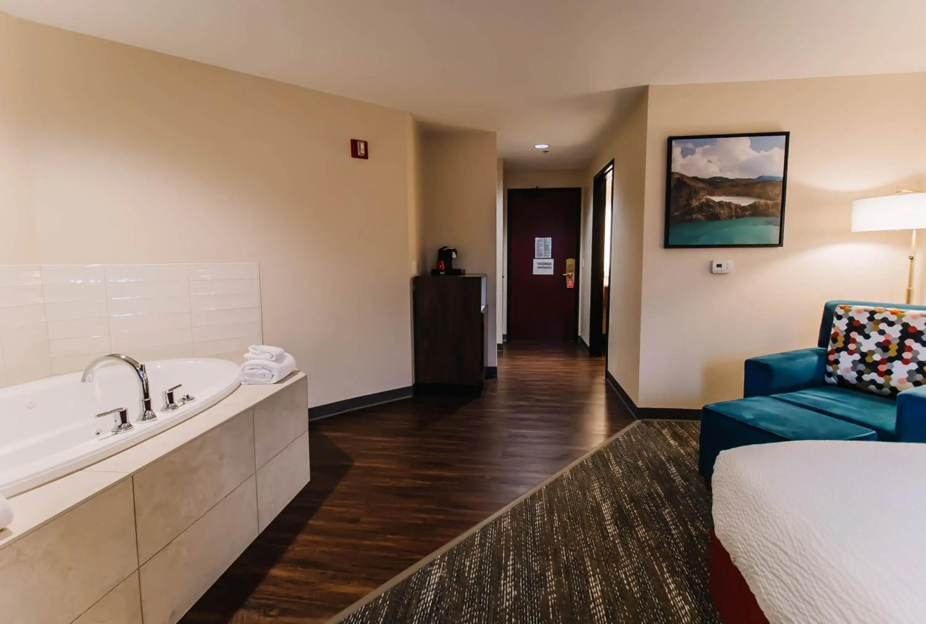 Photo of the whole room, Bed in The Portlander Inn and Marketplace Photo of the whole room, Bed in The Portlander Inn and Marketplace