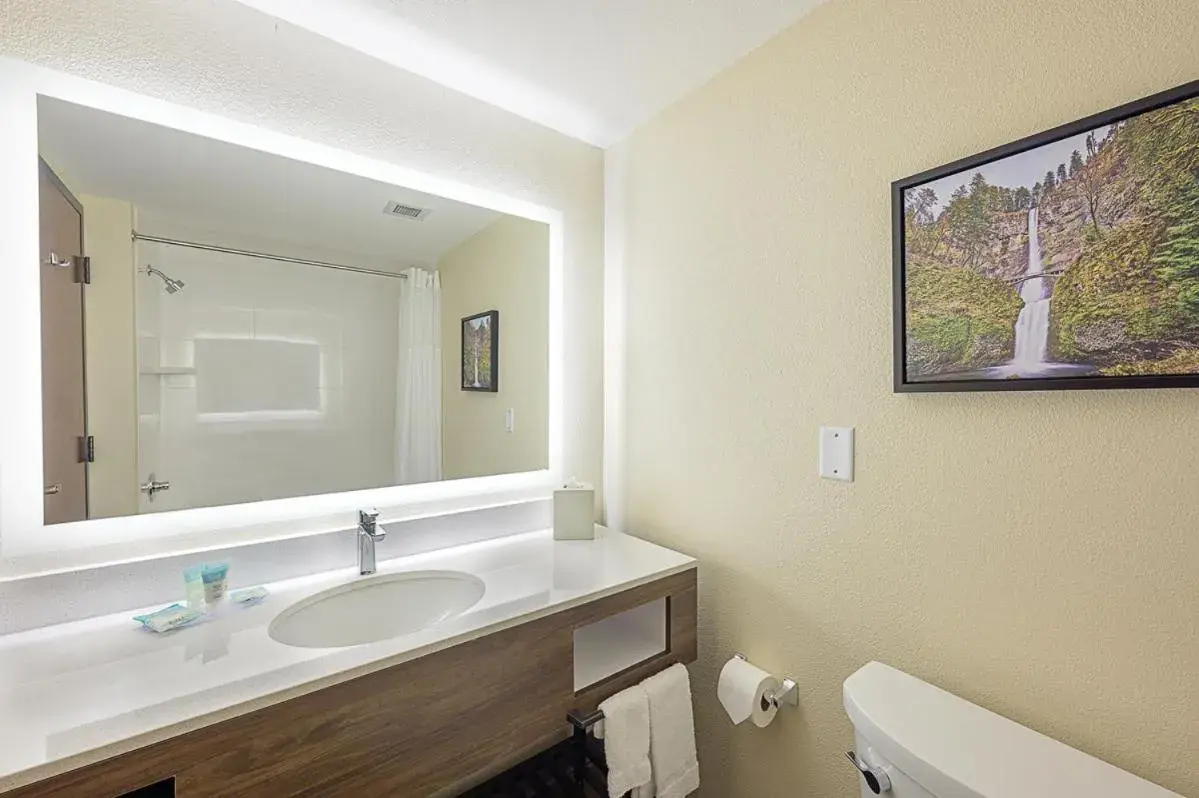 Bathroom in The Portlander Inn and Marketplace Bathroom in The Portlander Inn and Marketplace