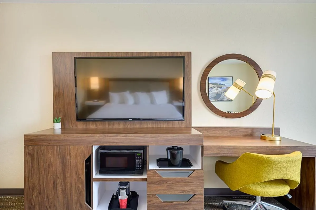 TV and multimedia in The Portlander Inn and Marketplace