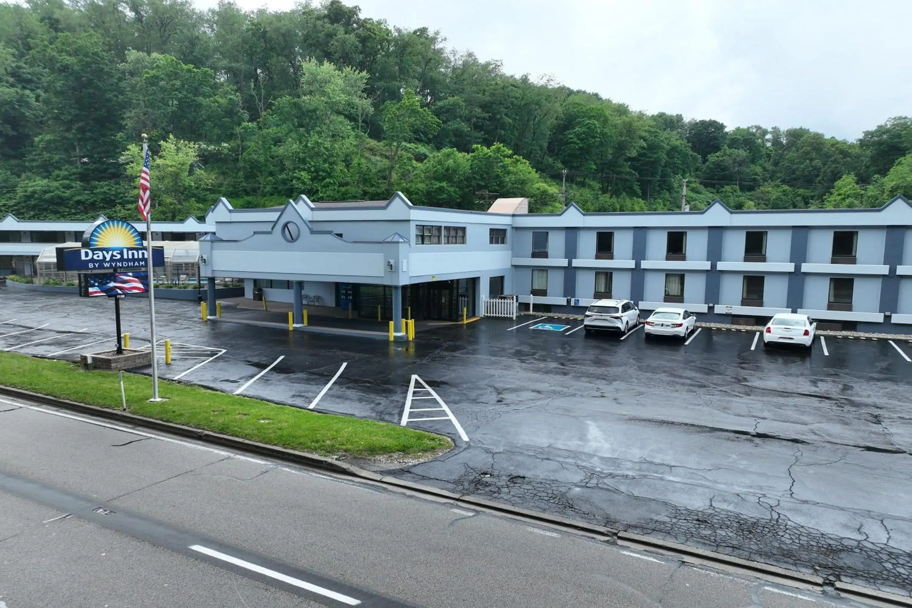 Property building in Days Inn by Wyndham Pittsburgh Property building in Days Inn by Wyndham Pittsburgh
