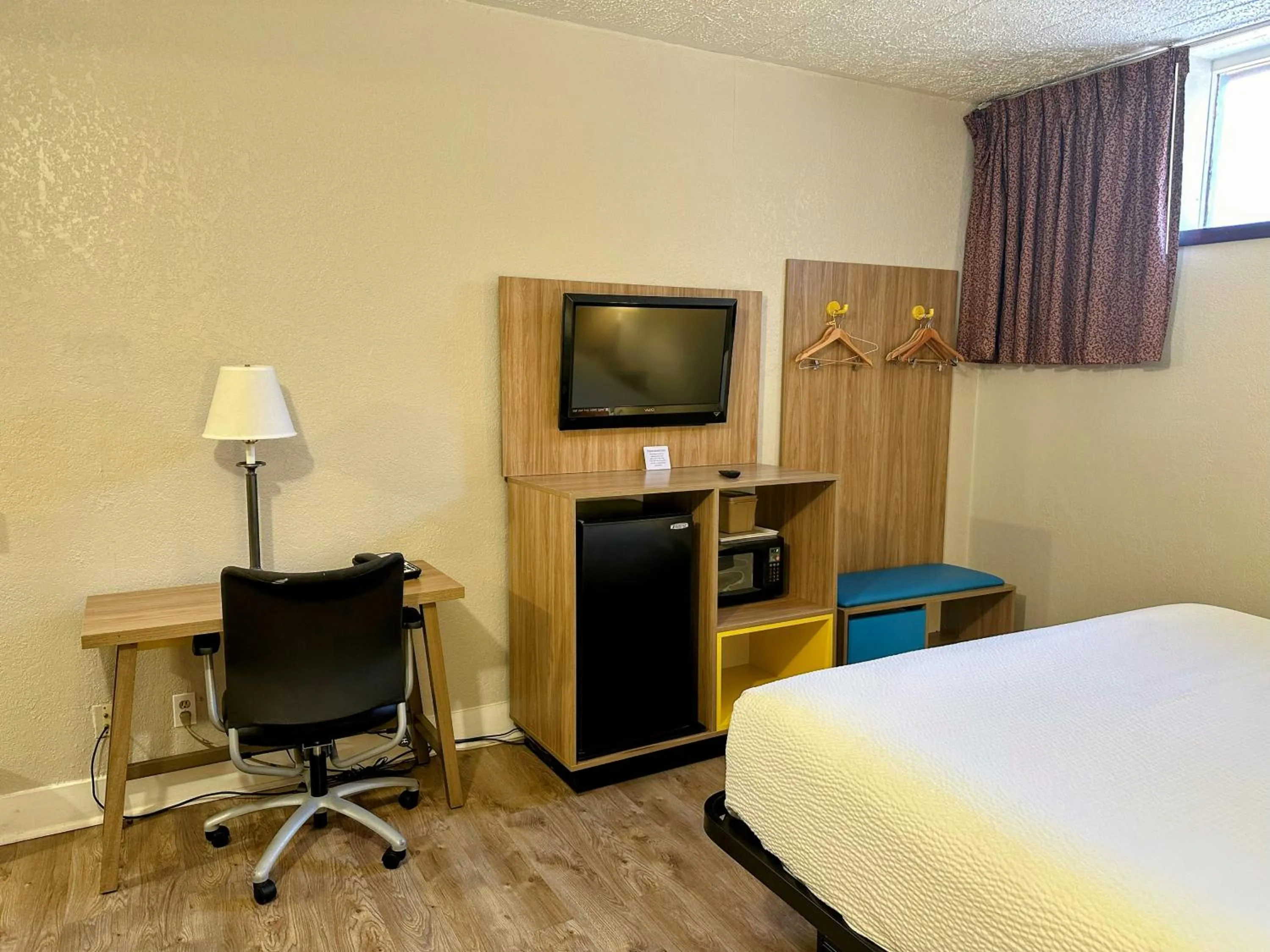 Bed in Days Inn by Wyndham Pittsburgh