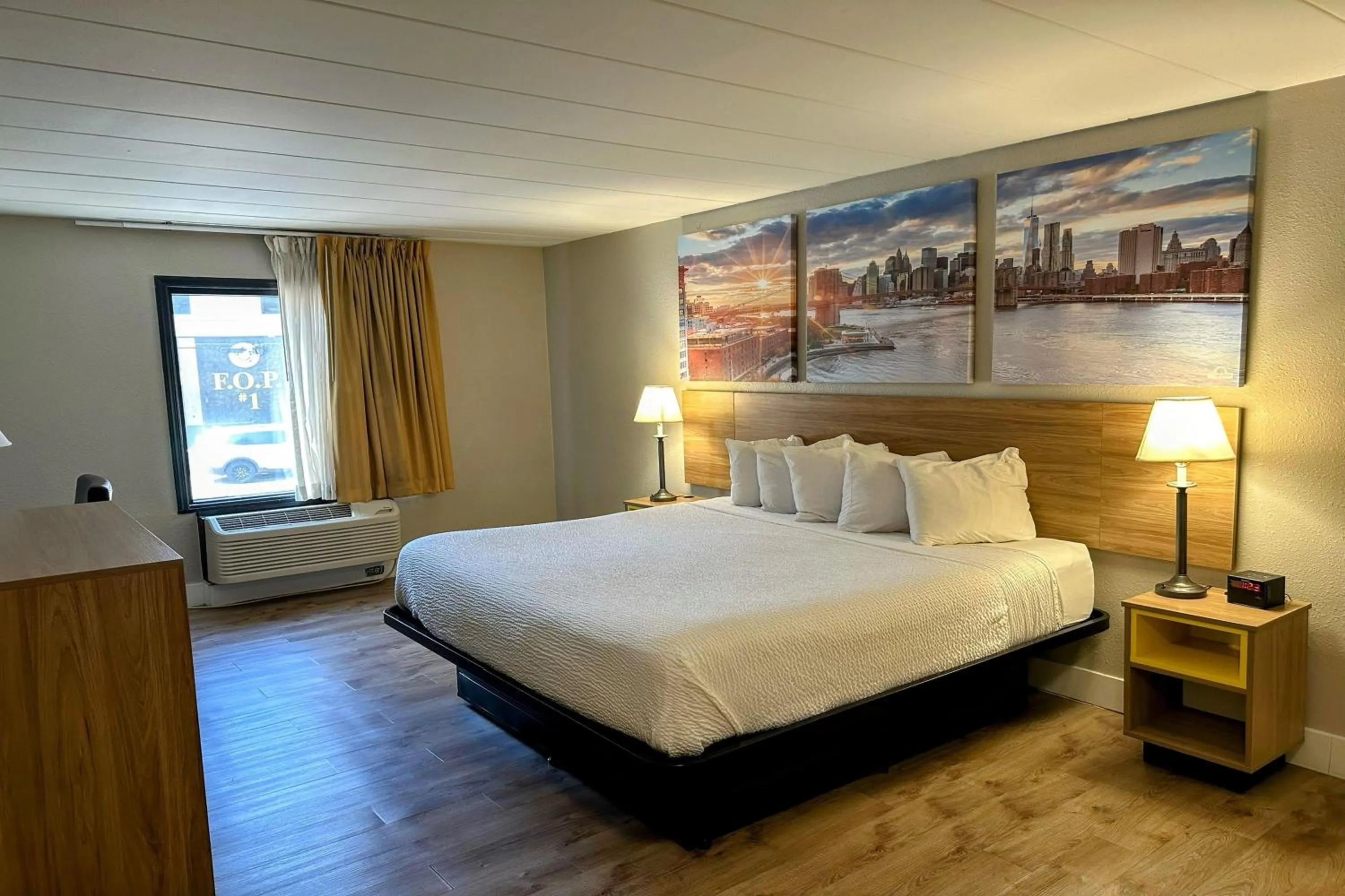 Photo of the whole room, Bed in Days Inn by Wyndham Pittsburgh