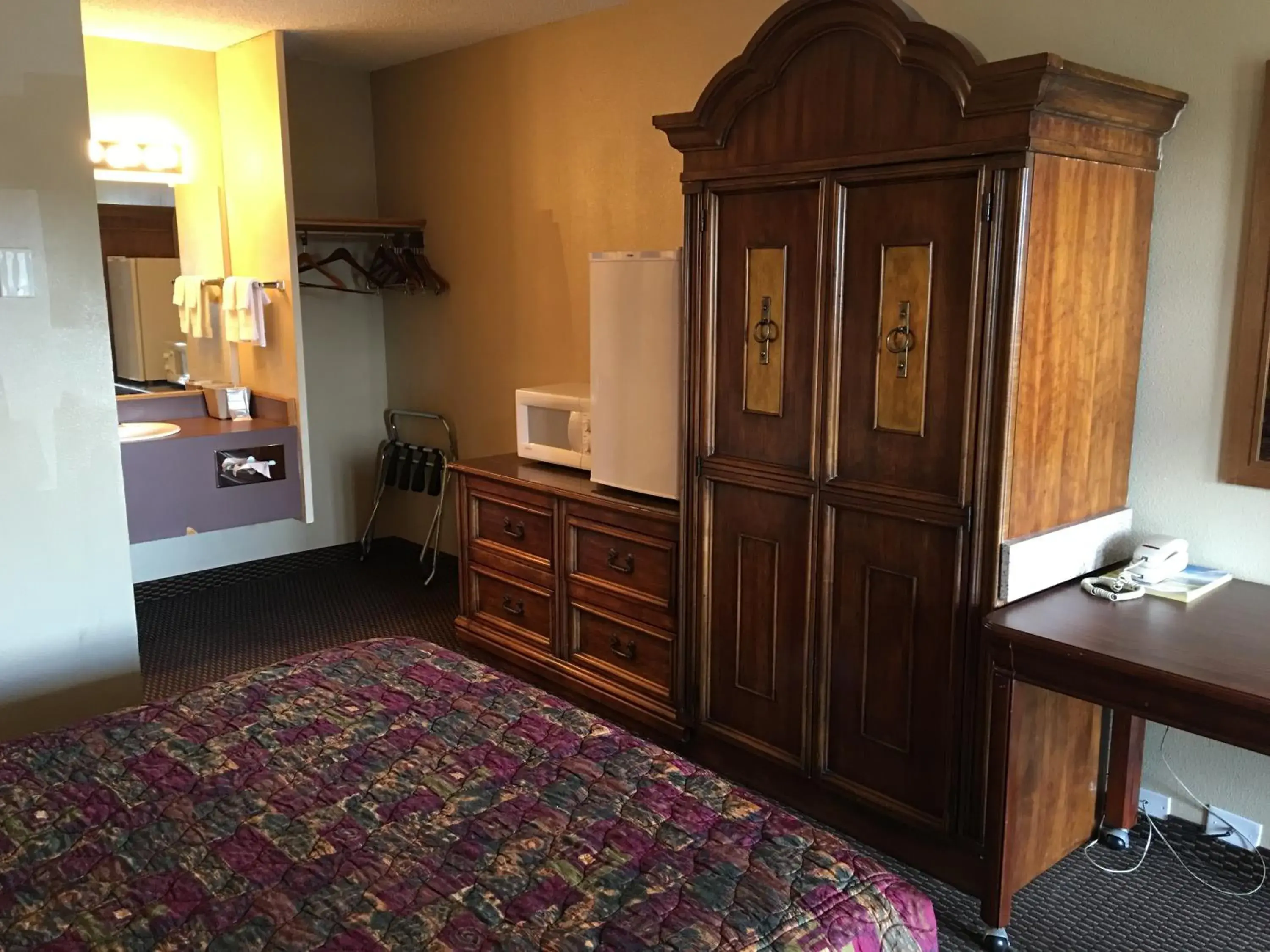 Bed in Cedars Inn Lewiston