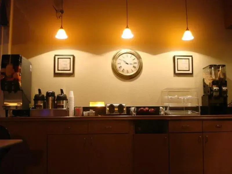 Coffee/tea facilities, Restaurant/Places to Eat in Cedars Inn Lewiston