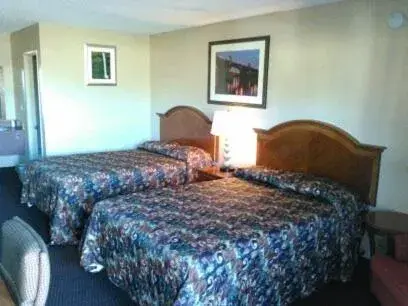 Bed in Cedars Inn Lewiston