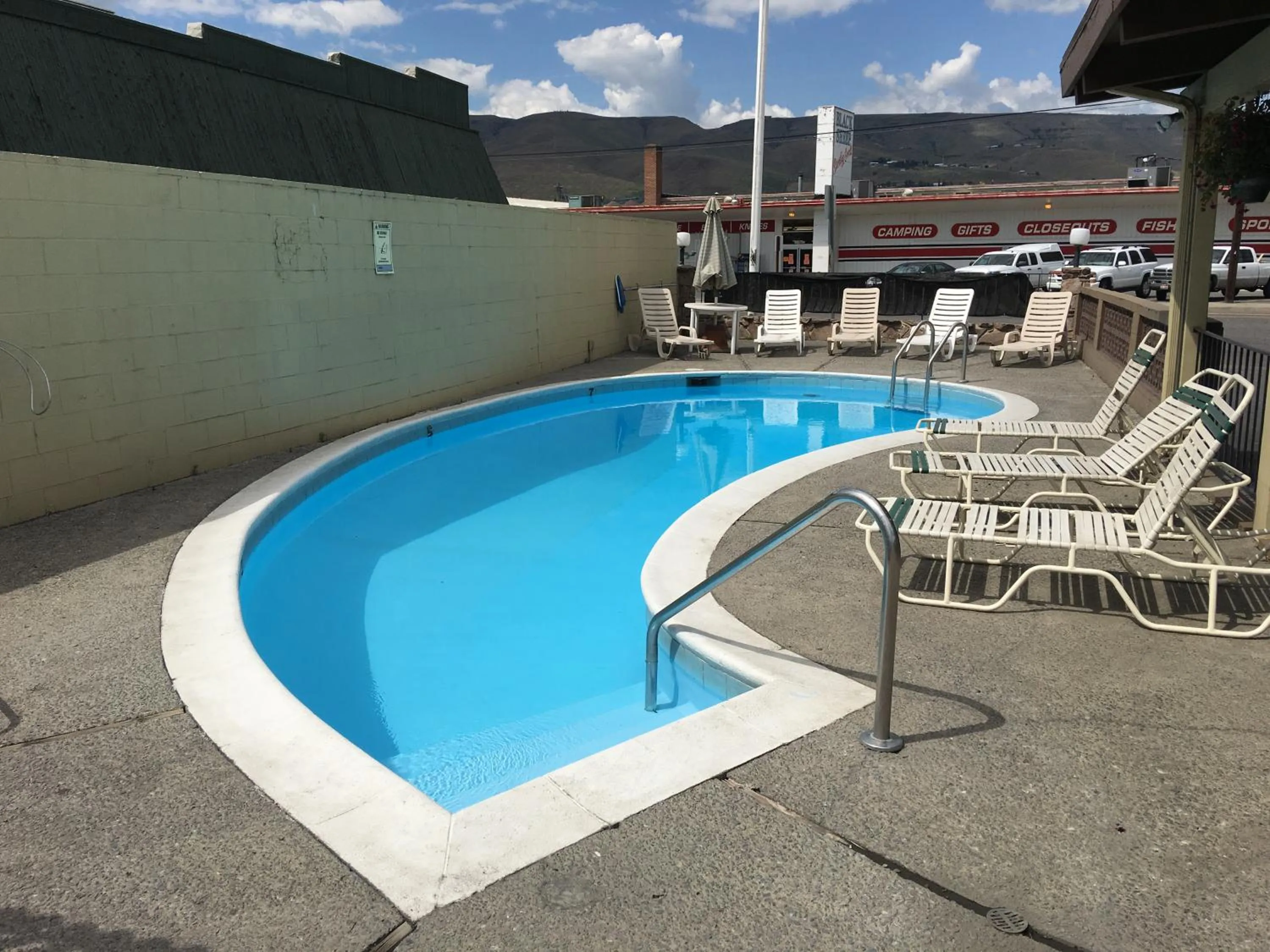 Swimming pool in Cedars Inn Lewiston