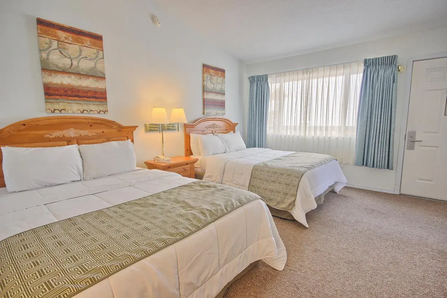 Bed in San Simeon Lodge Bed in San Simeon Lodge