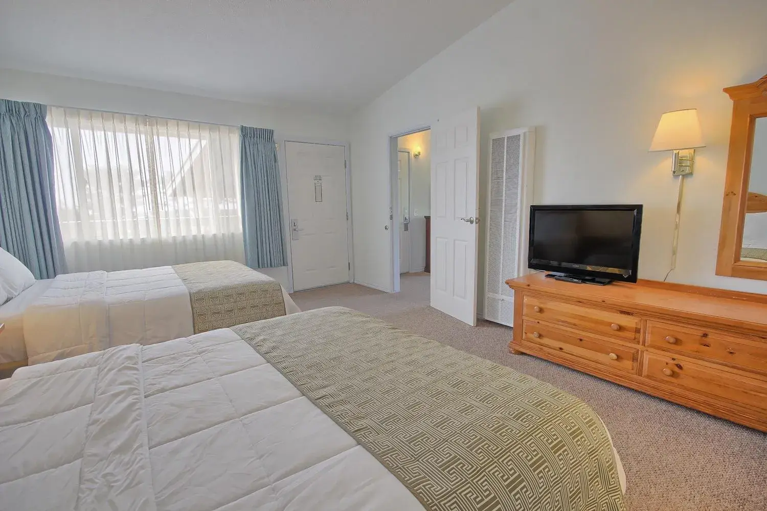 Bed in San Simeon Lodge Bed in San Simeon Lodge