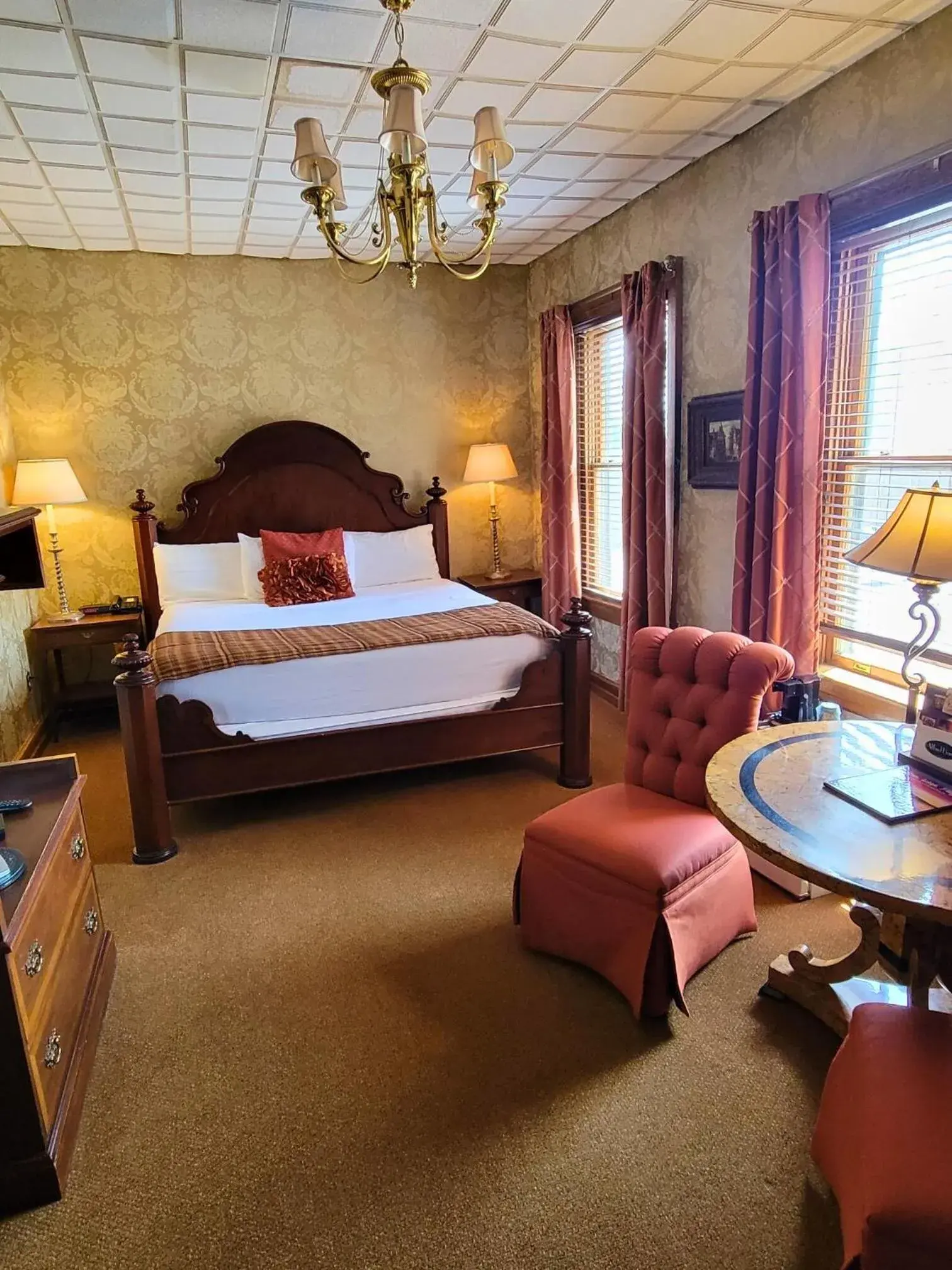 Photo of the whole room, Bed in Altland House Inn & Suites Photo of the whole room, Bed in Altland House Inn & Suites