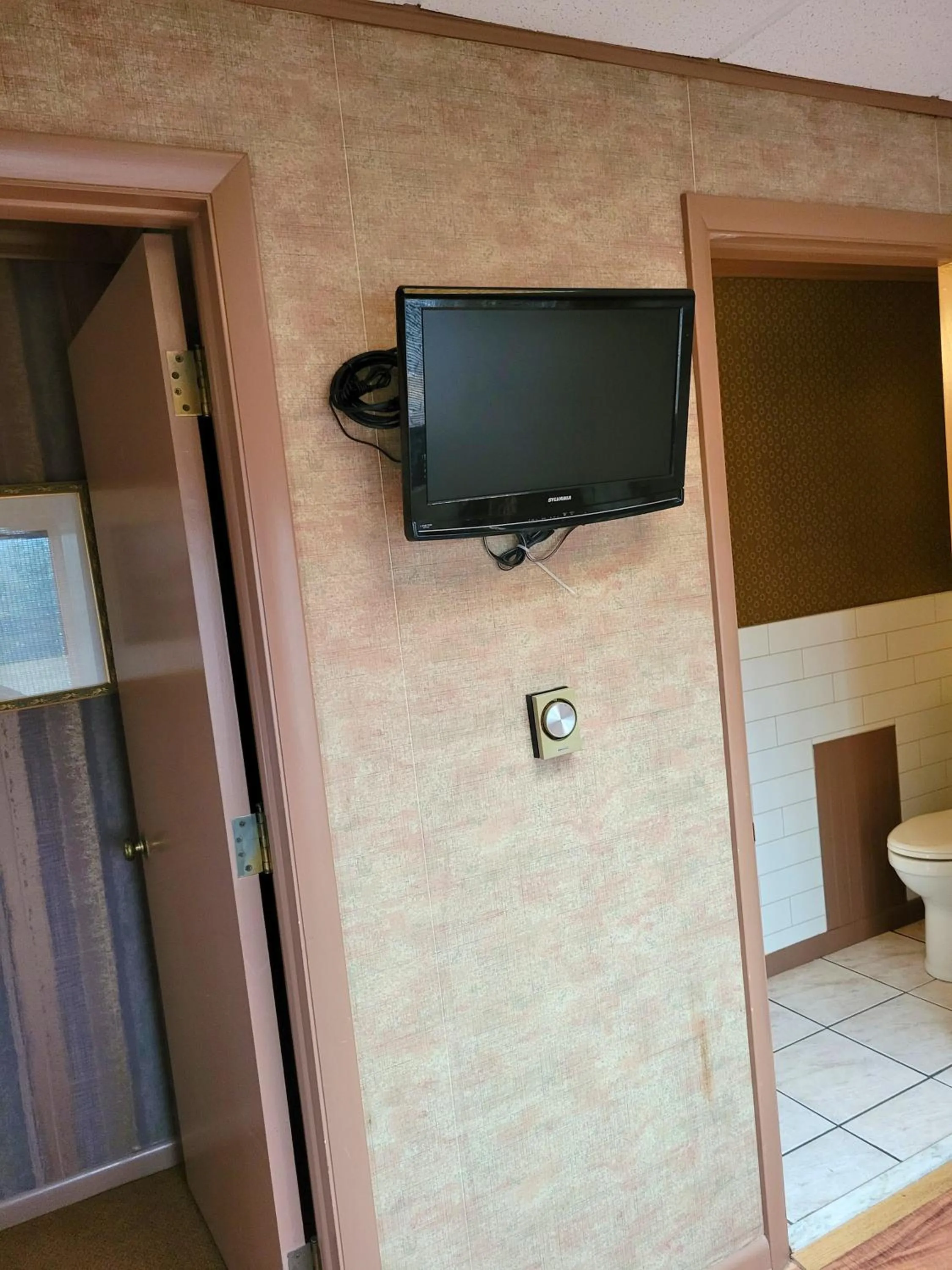 TV and multimedia in Altland House Inn & Suites