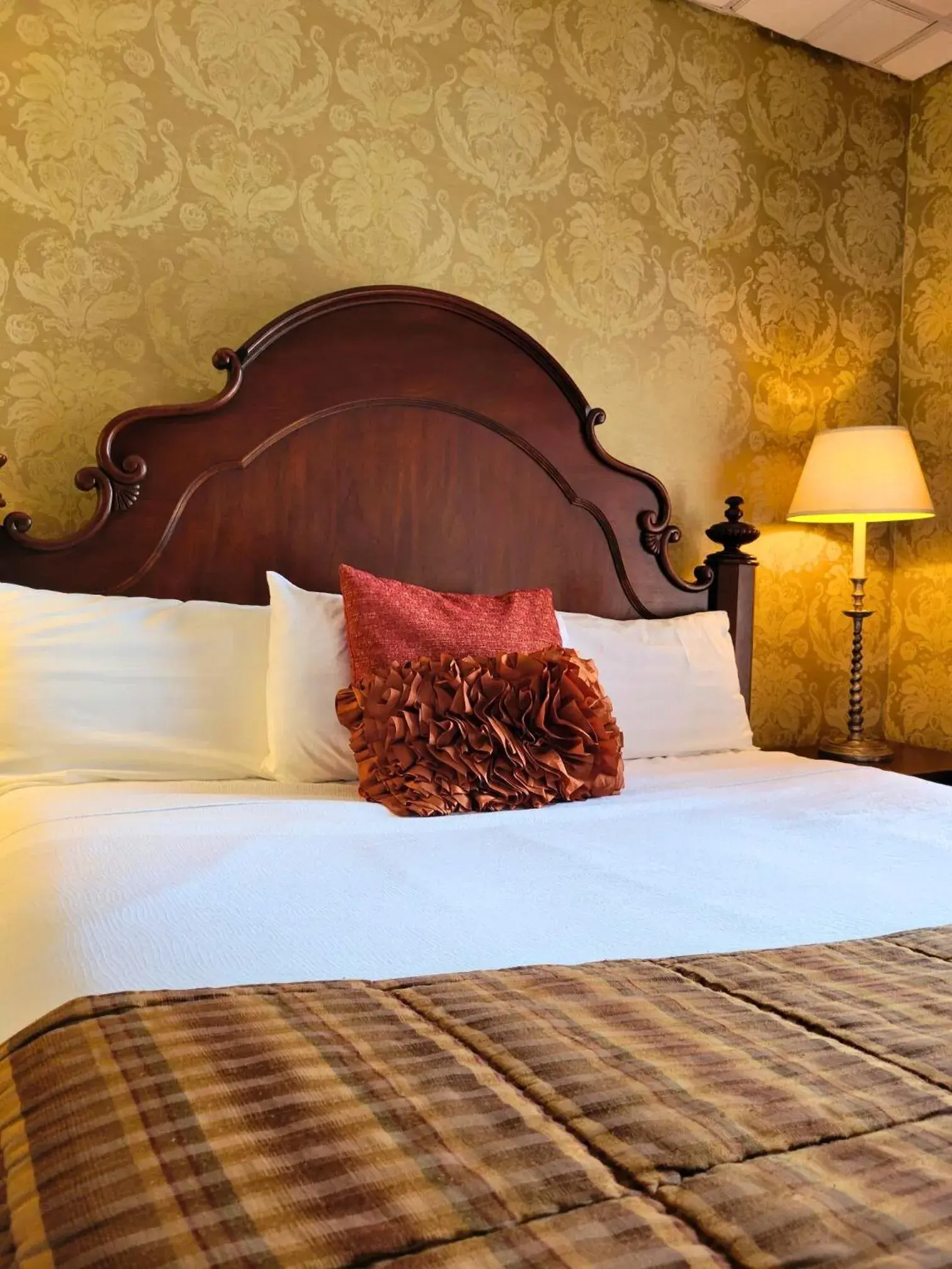 Bed in Altland House Inn & Suites Bed in Altland House Inn & Suites