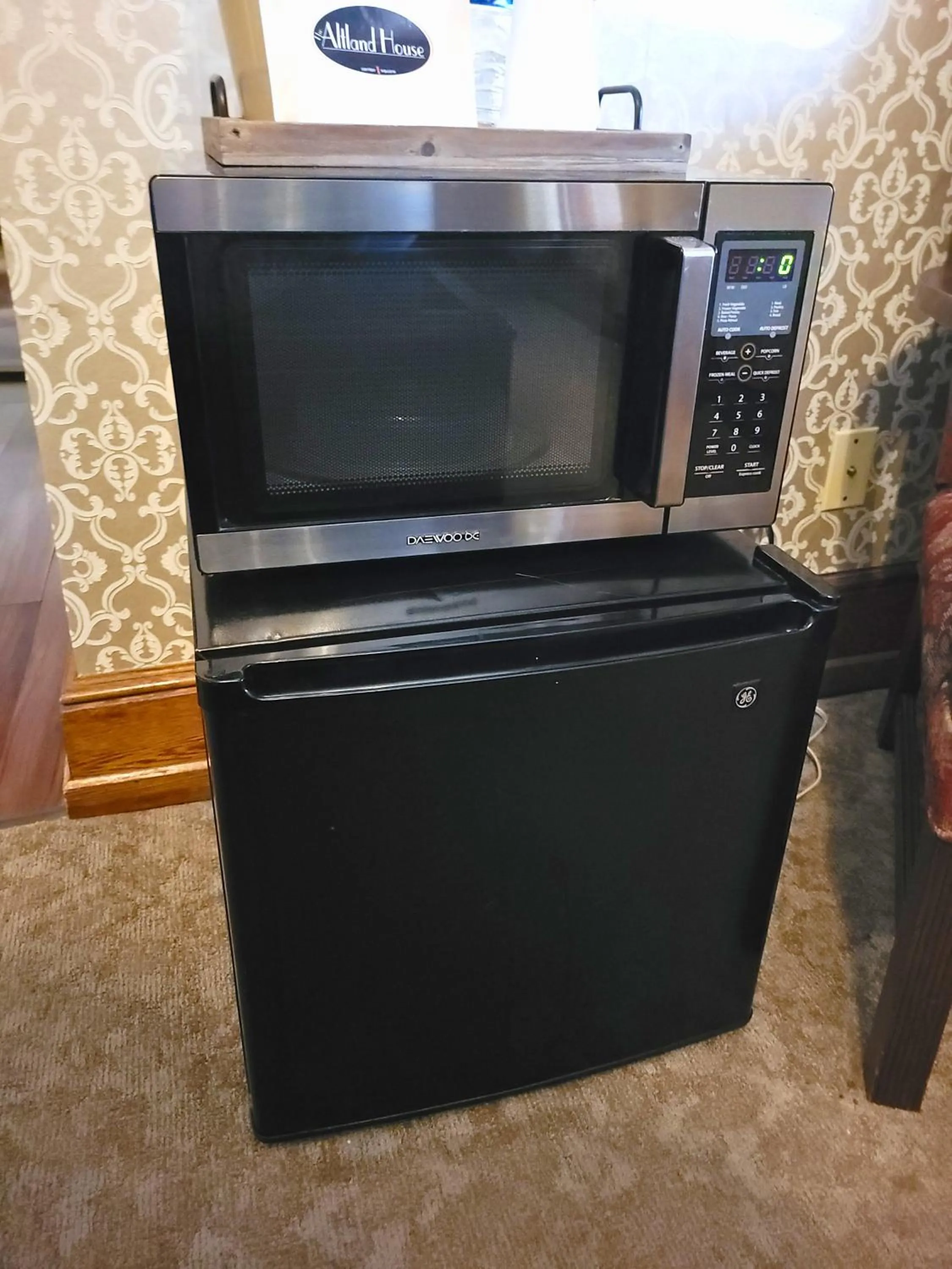 microwave in Altland House Inn & Suites