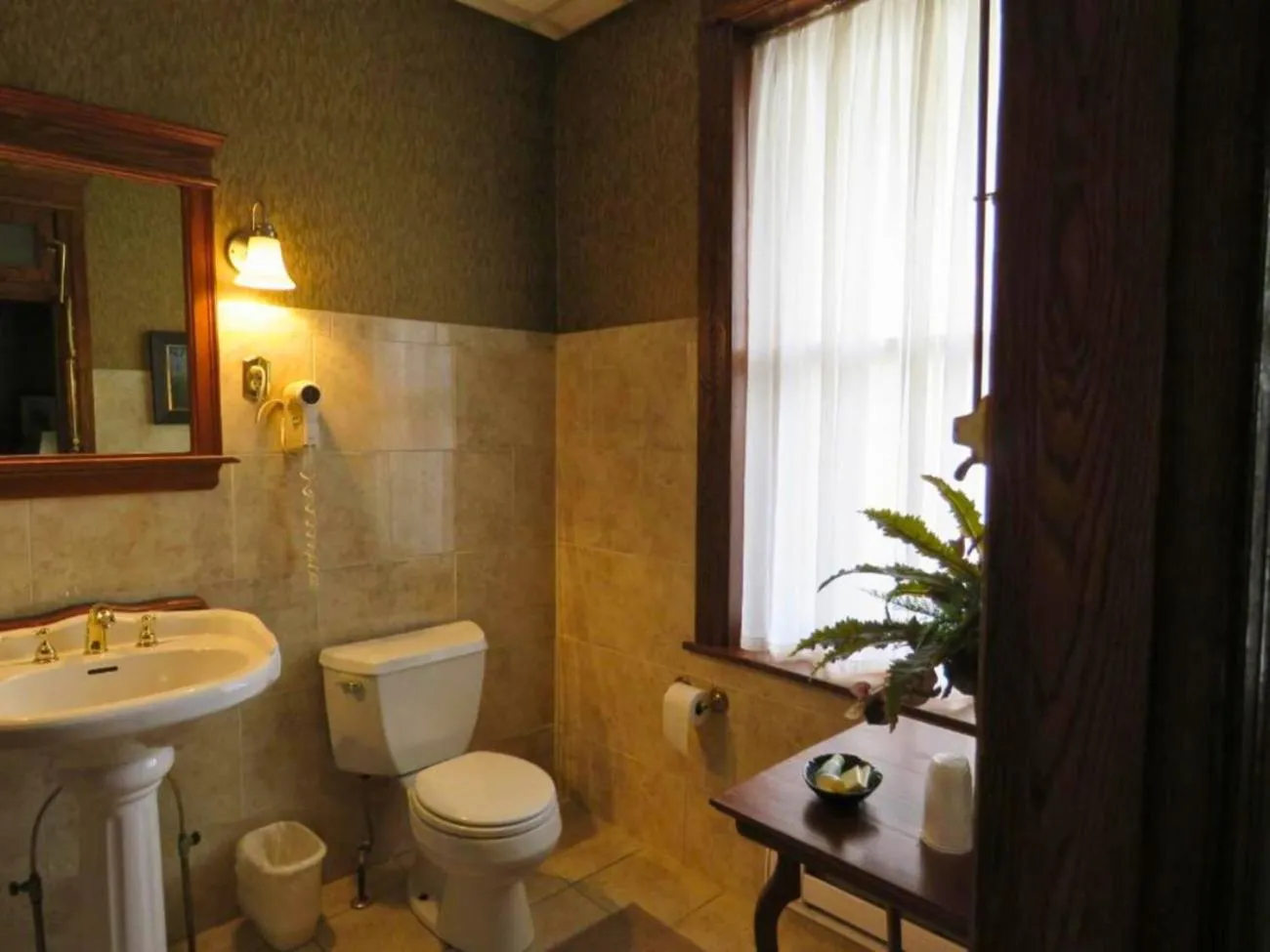 Toilet in Altland House Inn & Suites