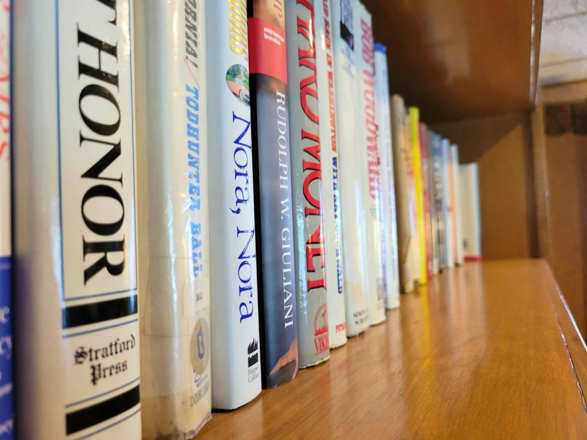 Library in Altland House Inn & Suites