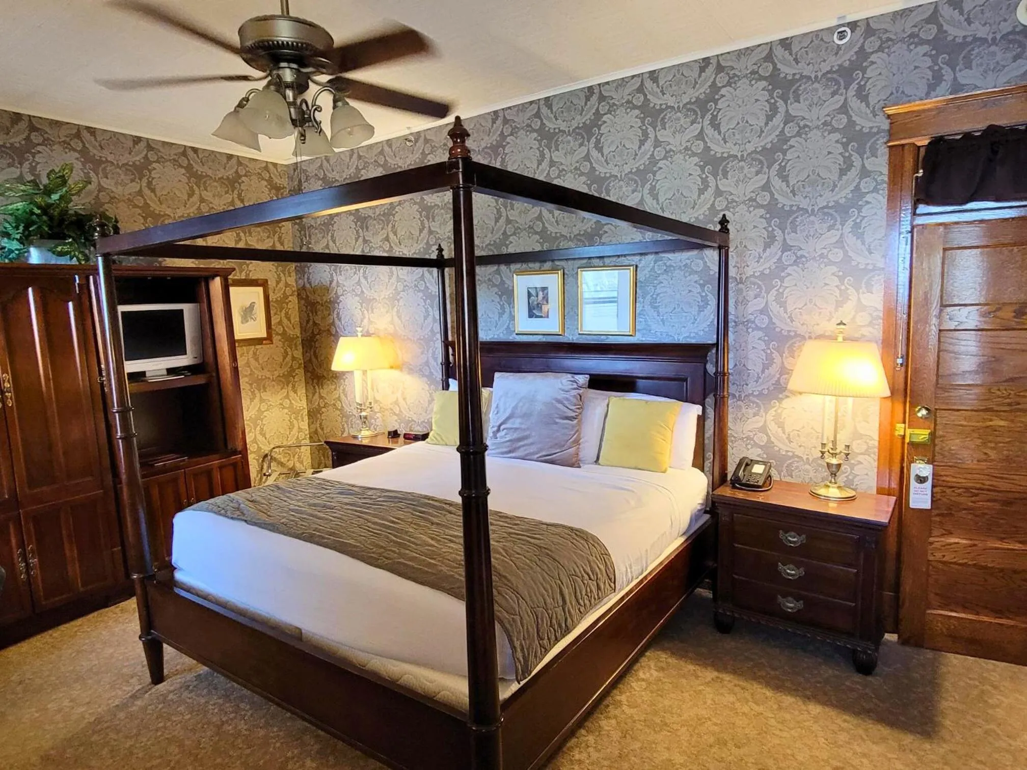 Bed in Altland House Inn & Suites
