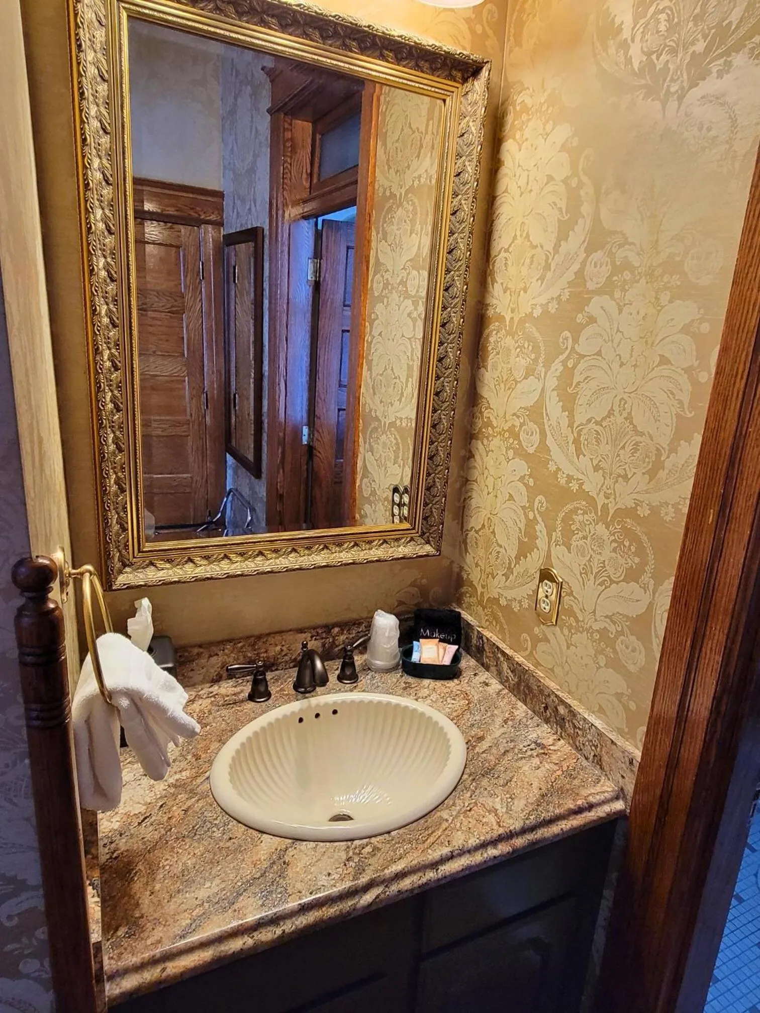 Bathroom in Altland House Inn & Suites