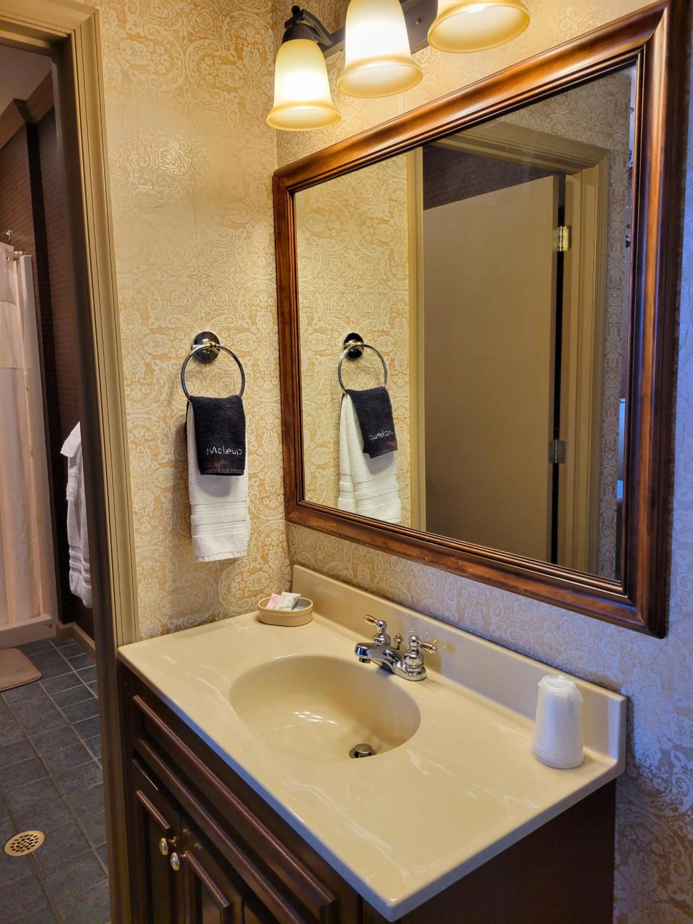 Bathroom in Altland House Inn & Suites