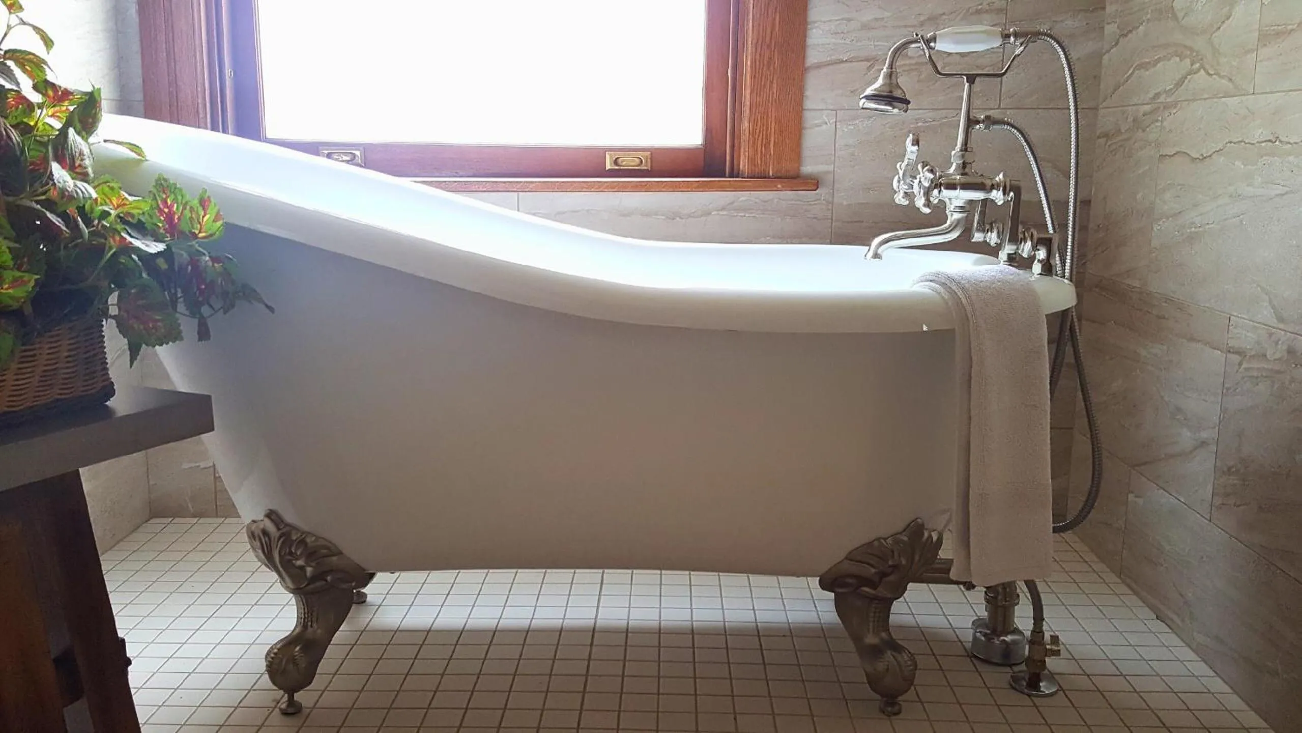 Bath in Altland House Inn & Suites